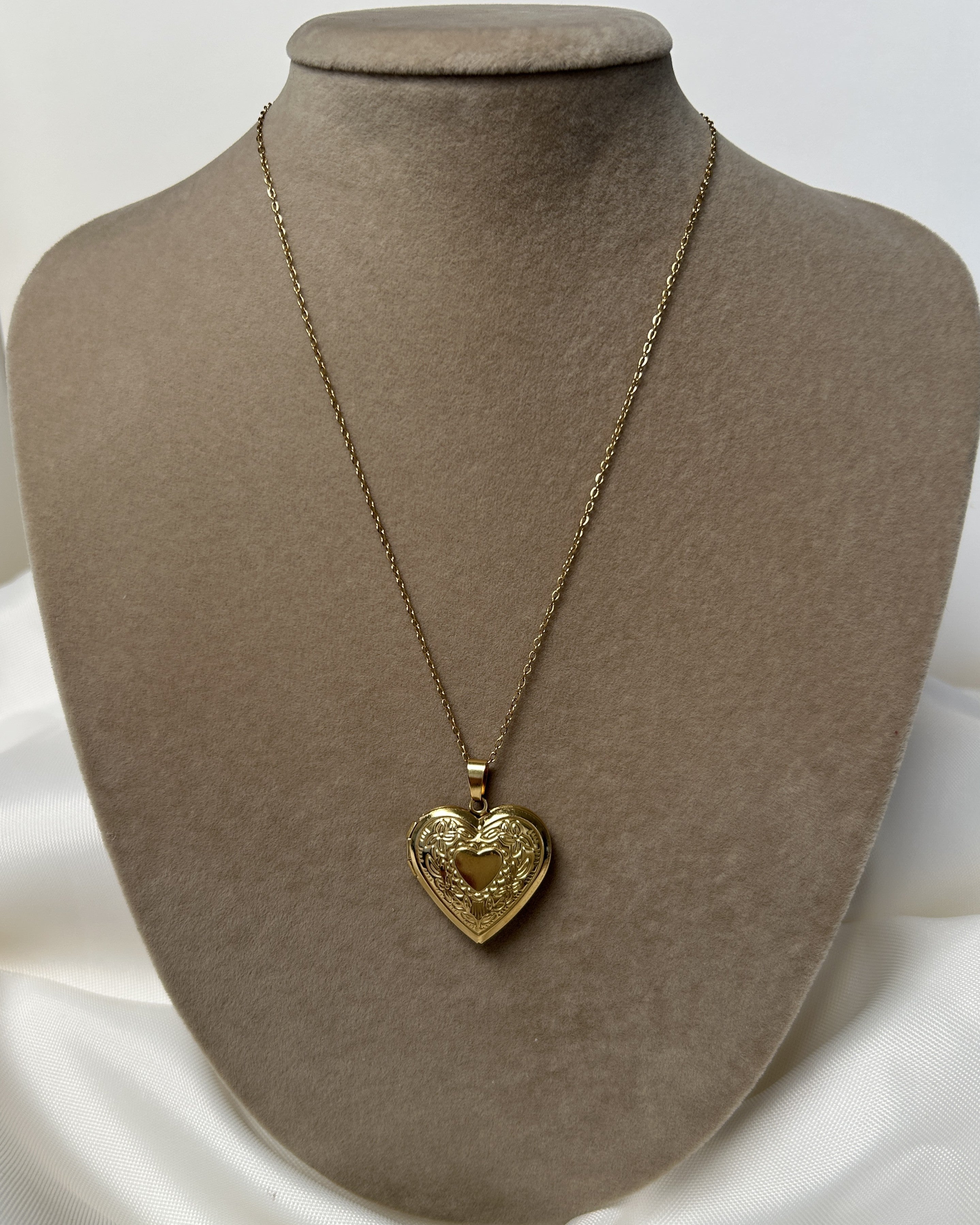 Açılabilir Kalp Charmlı Çelik Kolye