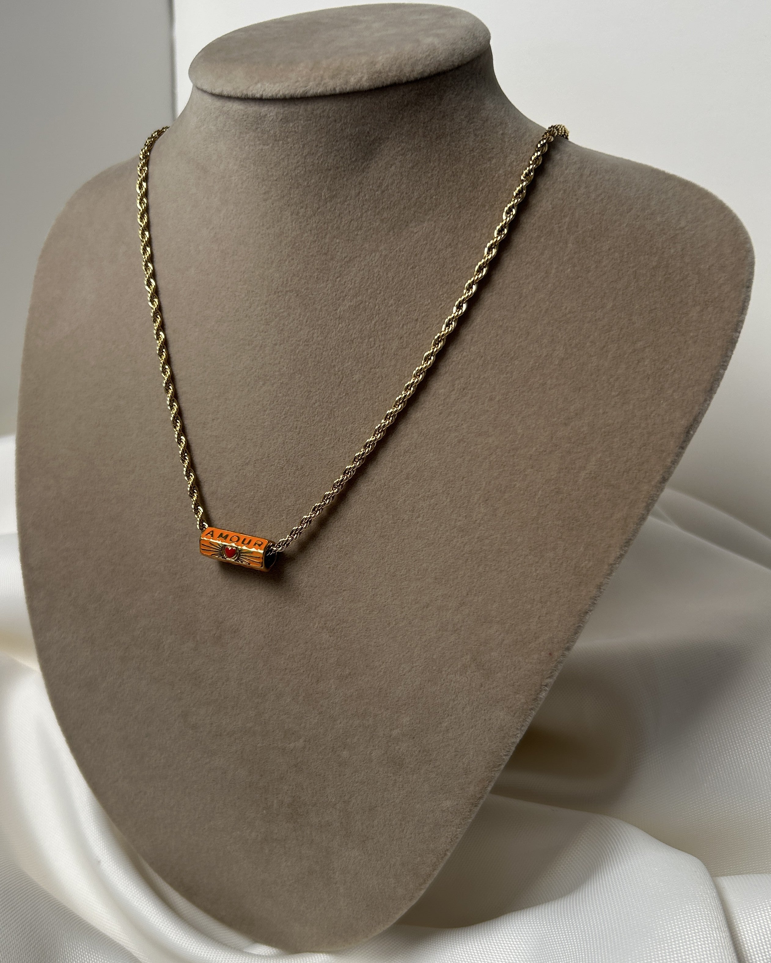 Burgu Zincir Blok Charmlı Kalpli Çelik Kolye