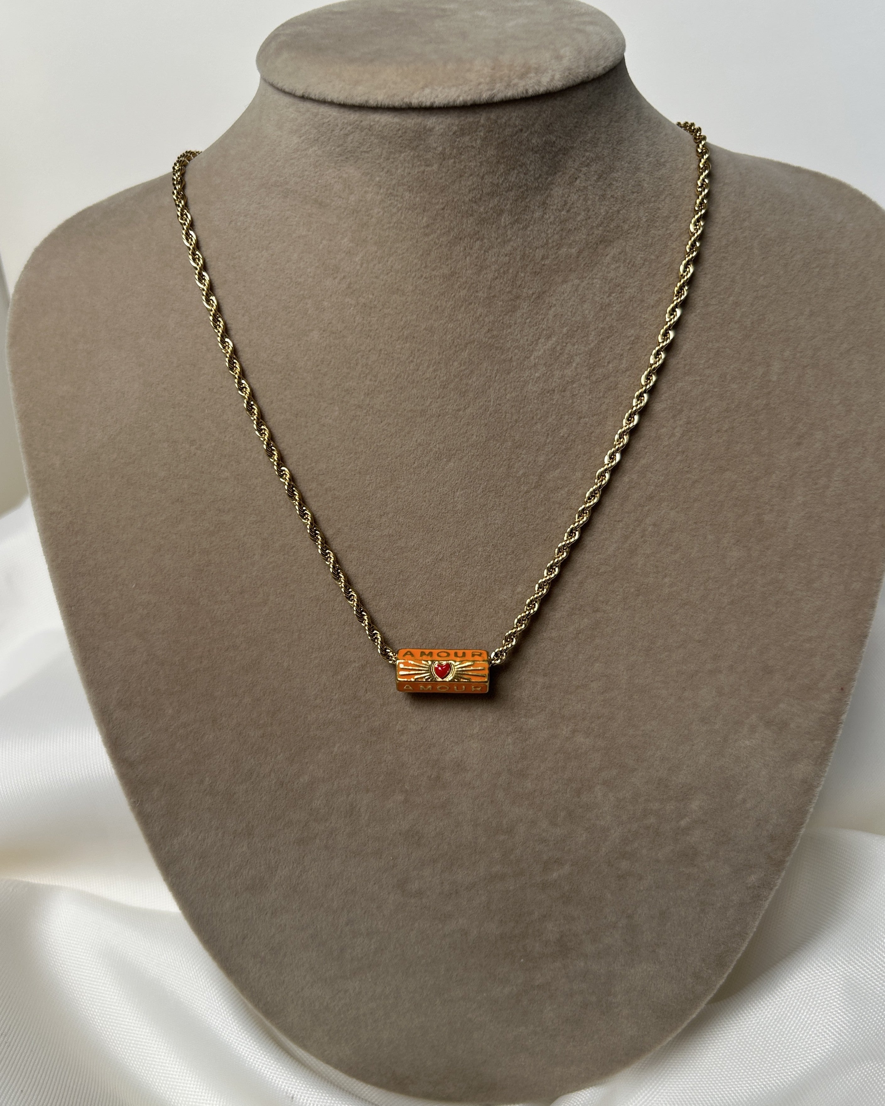 Burgu Zincir Blok Charmlı Kalpli Çelik Kolye