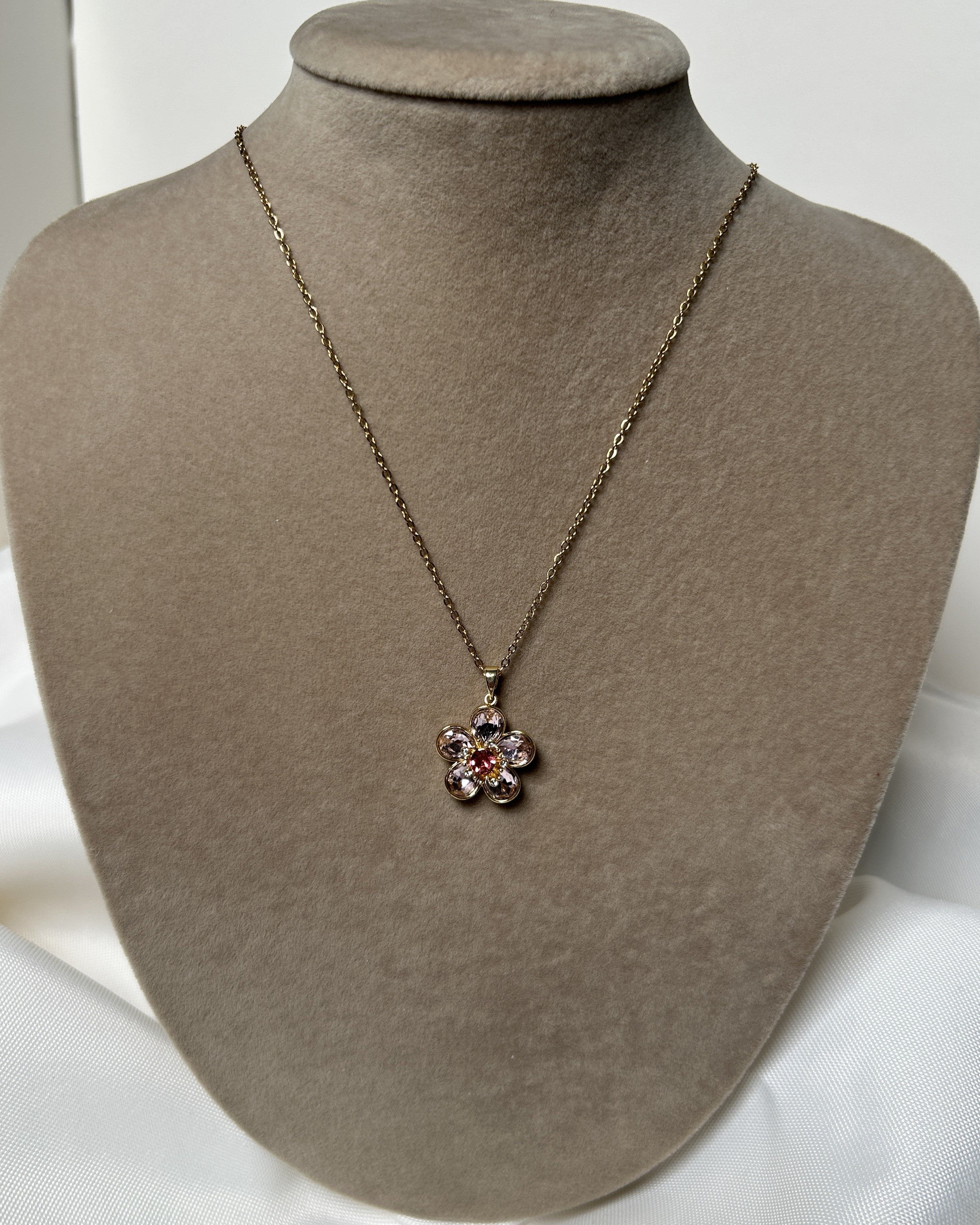 Pembe Taşlı Çiçekli Zarif Çelik Kolye