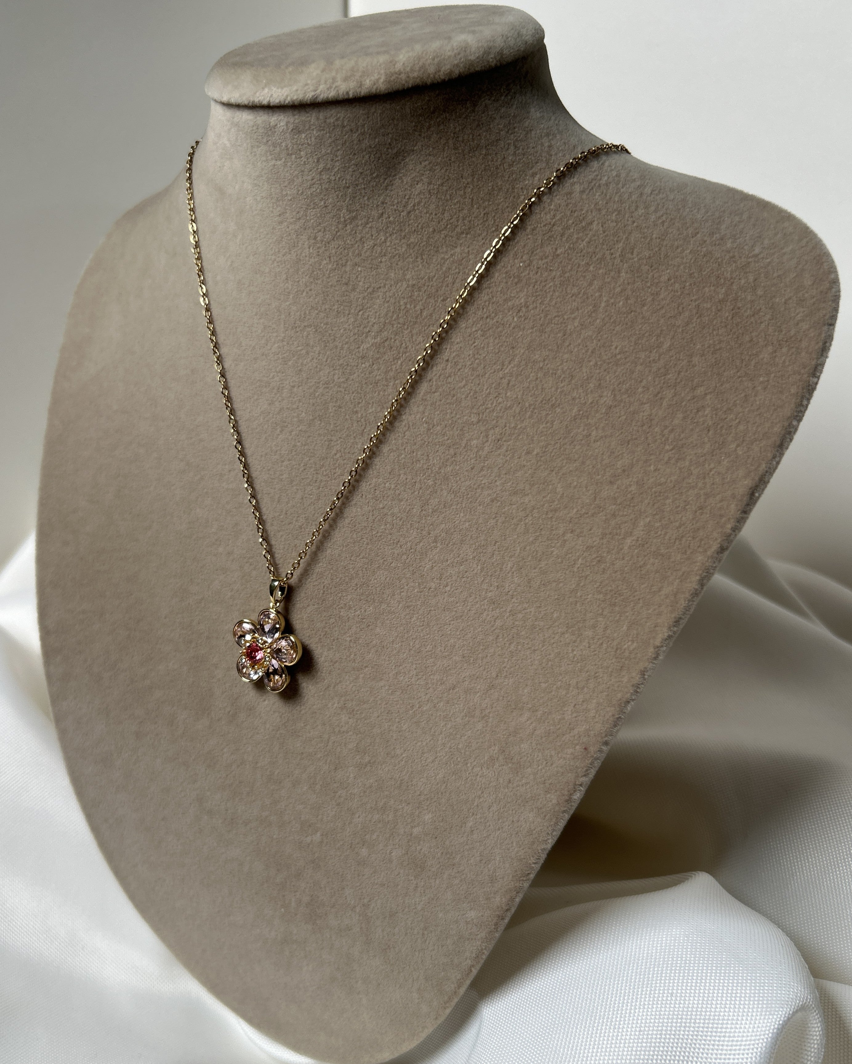 Pembe Taşlı Çiçekli Zarif Çelik Kolye