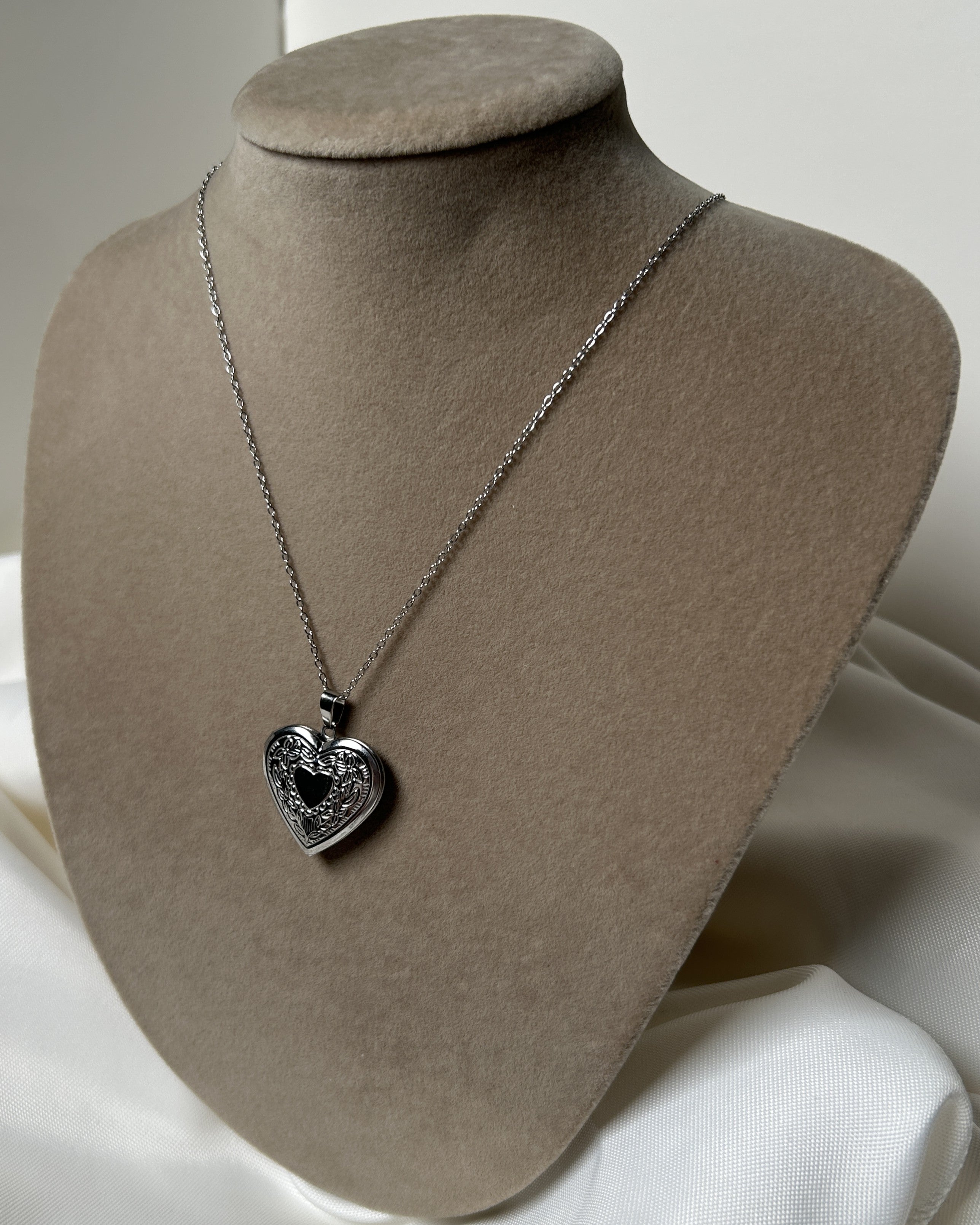 Açılabilir Kalp Charmlı Çelik Kolye