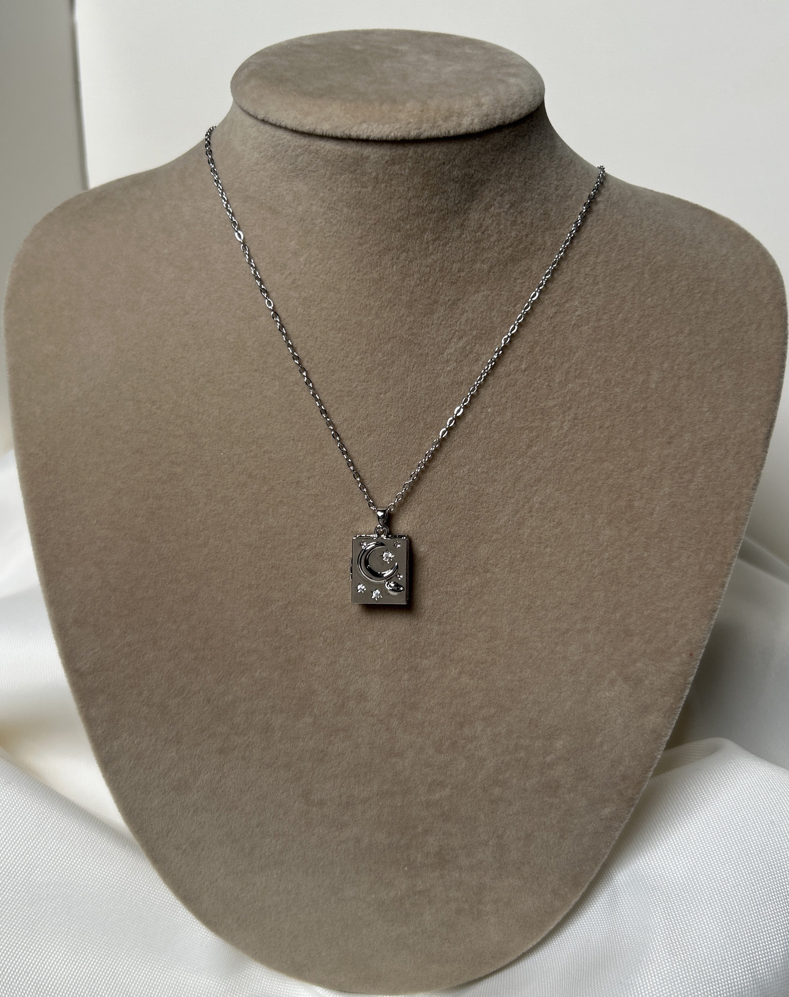 Gökyüzü Temalı Açılabilen Kitap Çelik Kolye