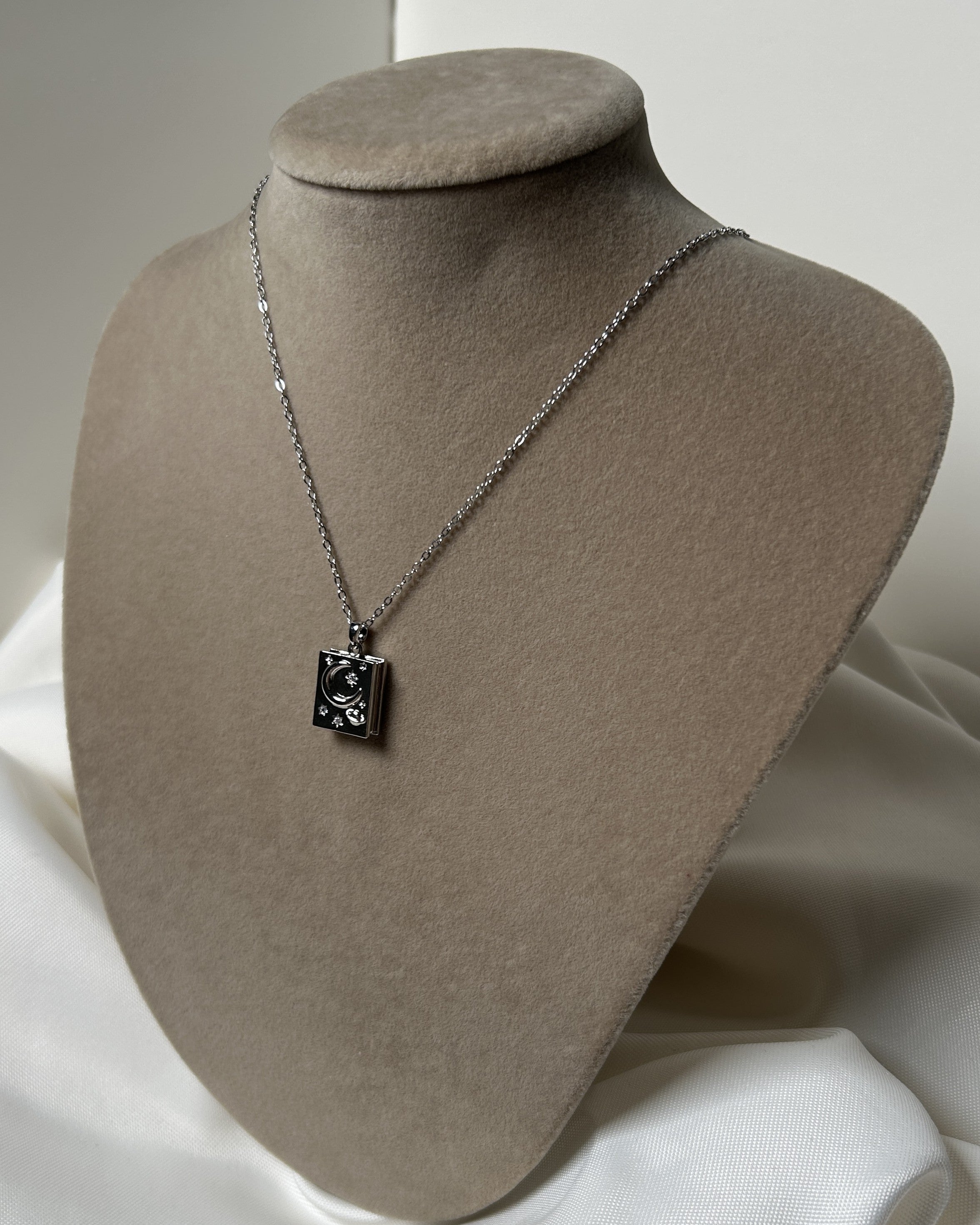 Gökyüzü Temalı Açılabilen Kitap Çelik Kolye