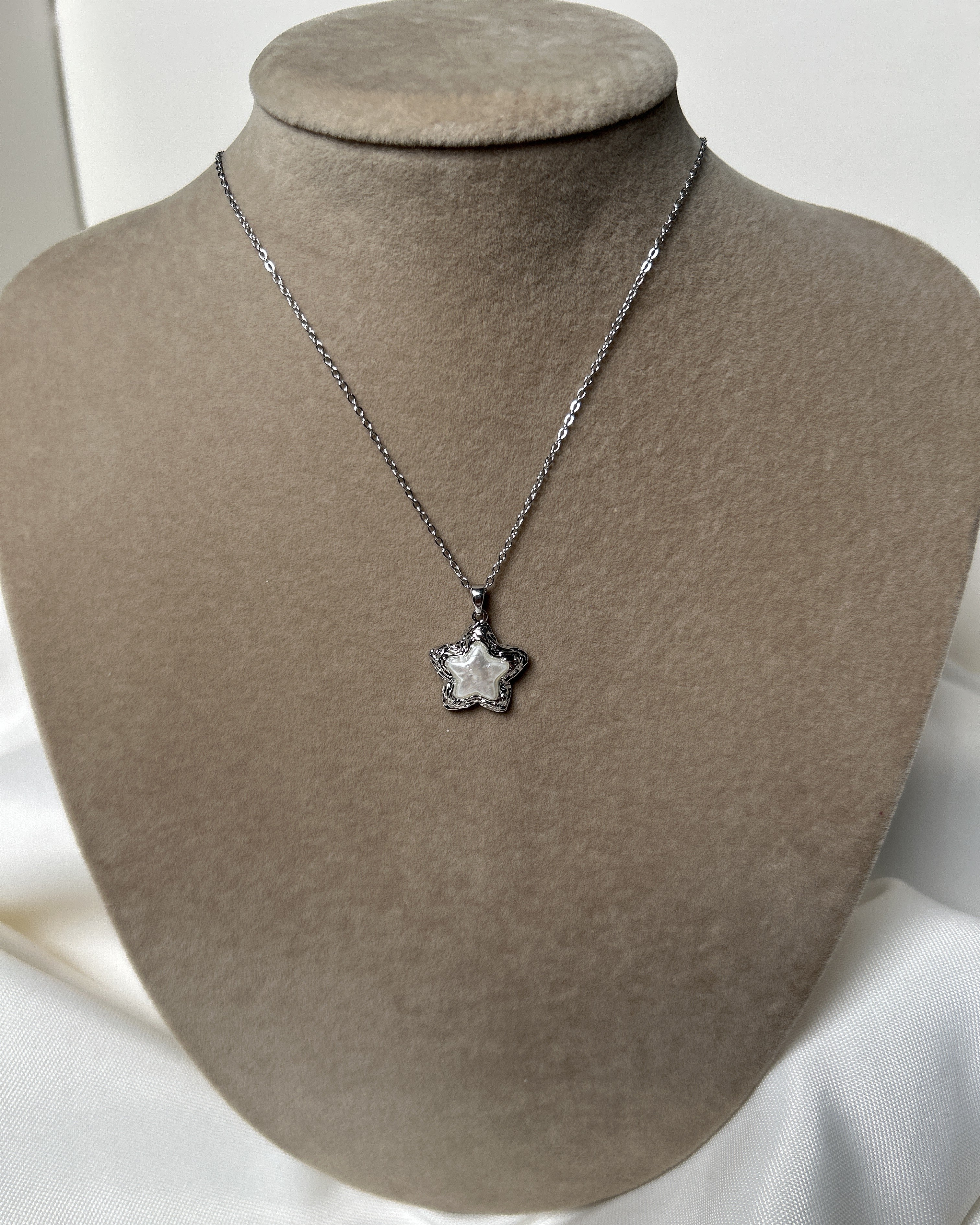 Kabartma Detaylı Desenli Yıldızlı Çelik Kolye