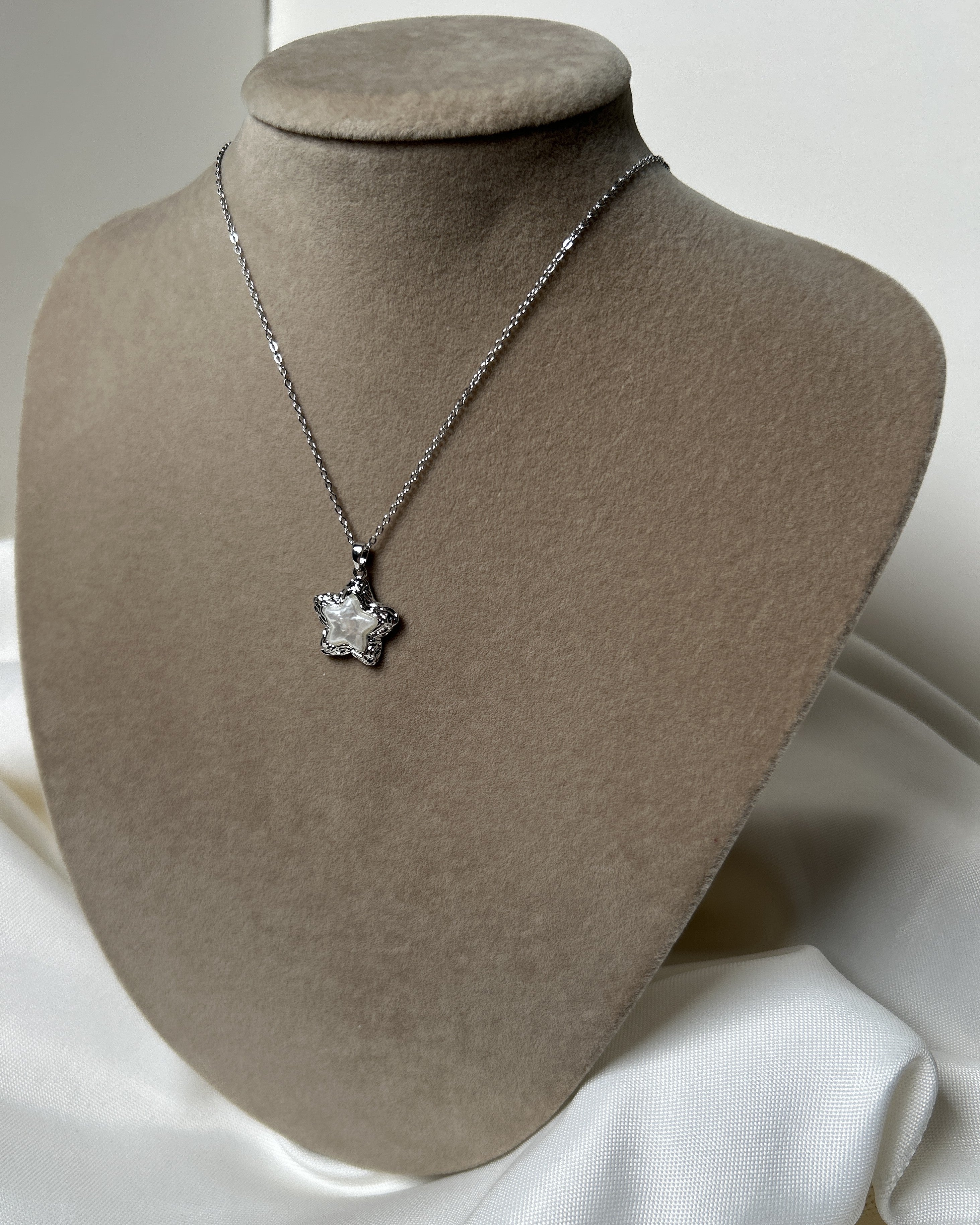 Kabartma Detaylı Desenli Yıldızlı Çelik Kolye