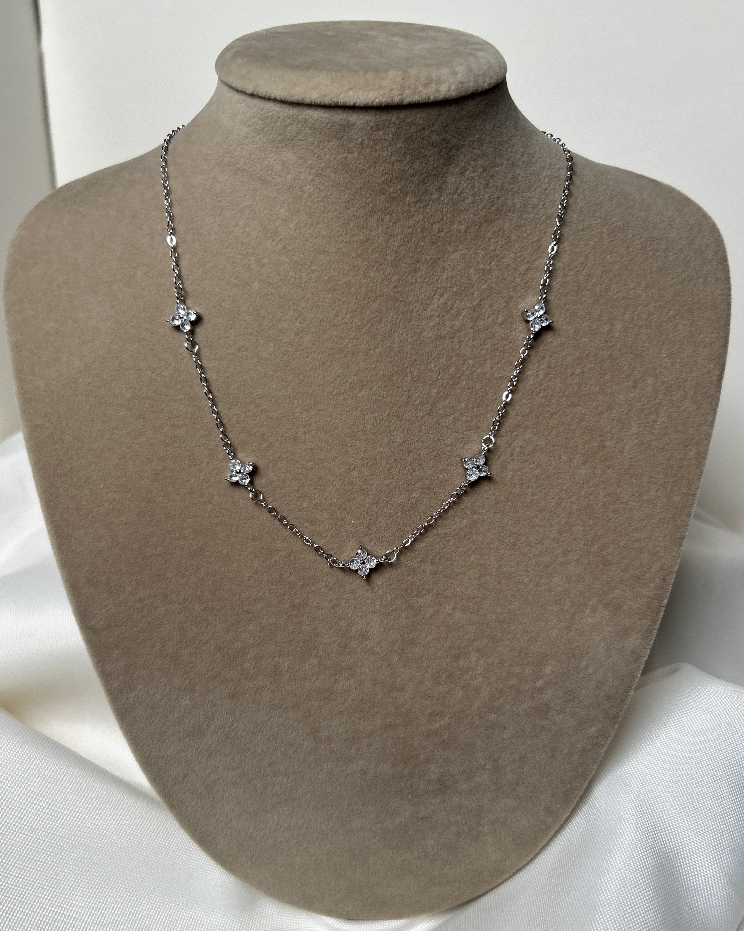 Sallantılı Çiçek Detaylı Taşlı Zarif Çelik Kolye