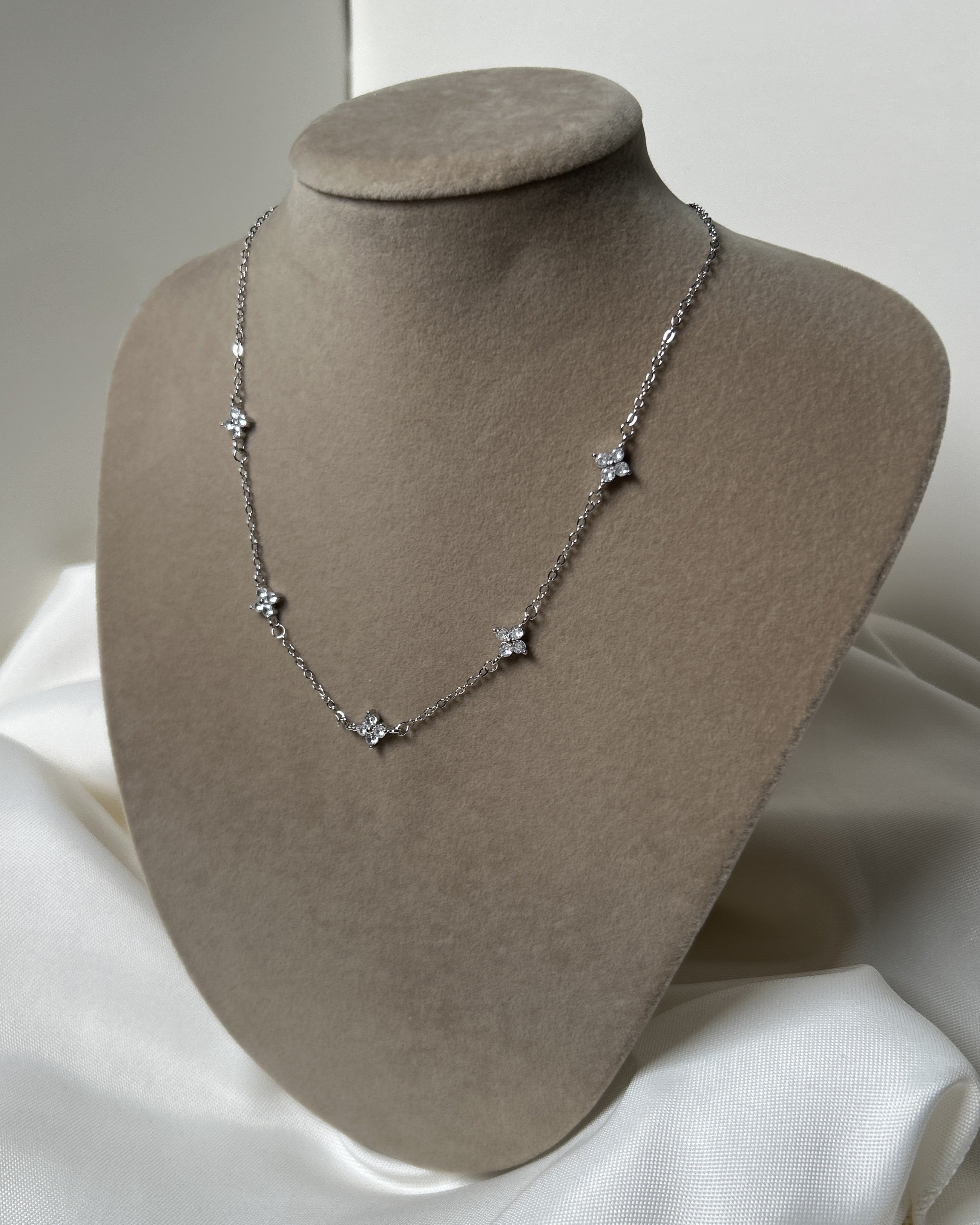 Sallantılı Çiçek Detaylı Taşlı Zarif Çelik Kolye