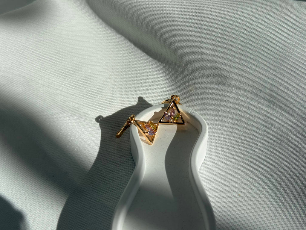 Zirkon Taşlı Zarif Üçgen Sallantılı Çelik Küpe