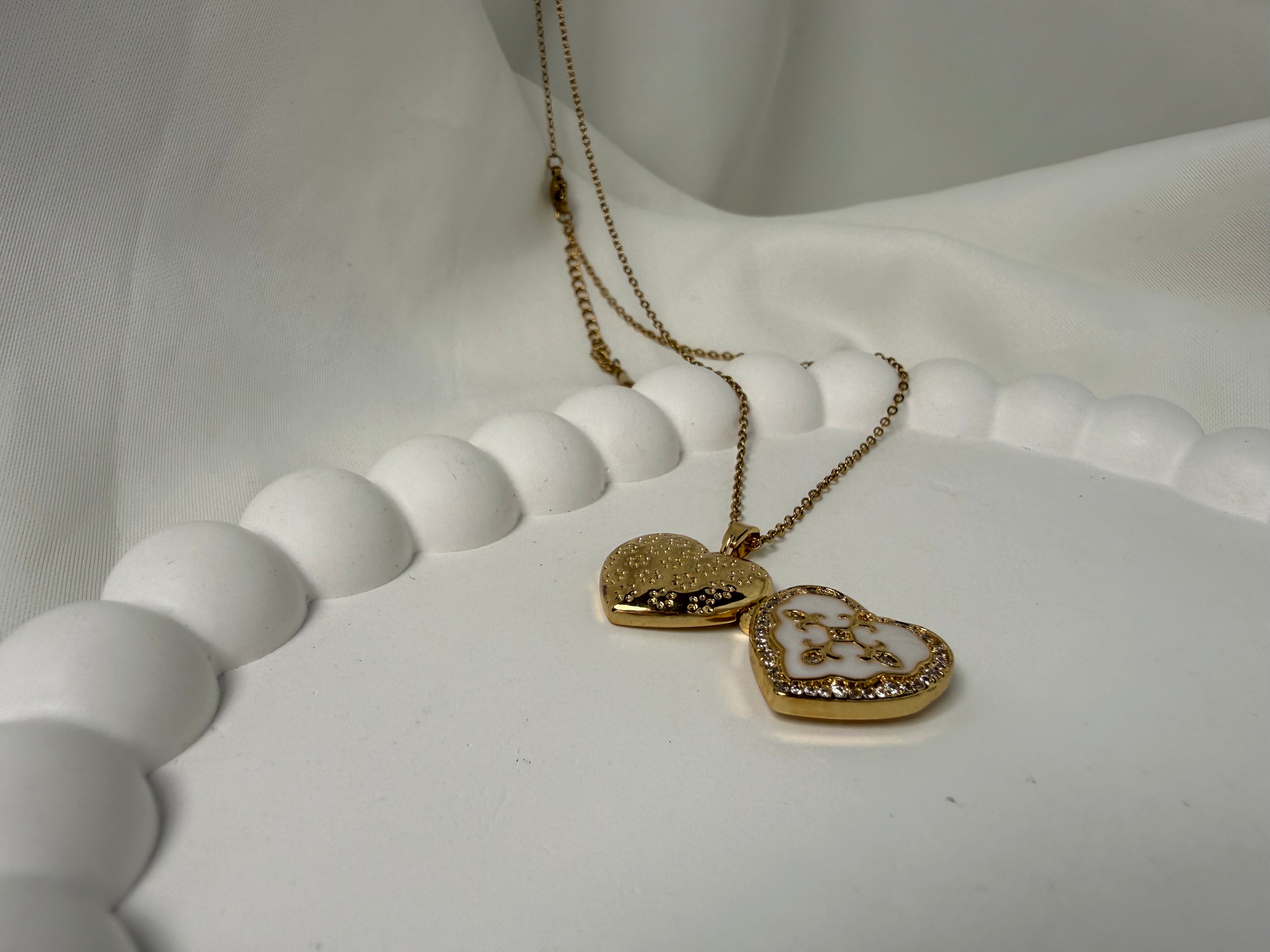 Romantik Kalp Şeklinde Açılabilen Desenli Mineli Çelik Kolye