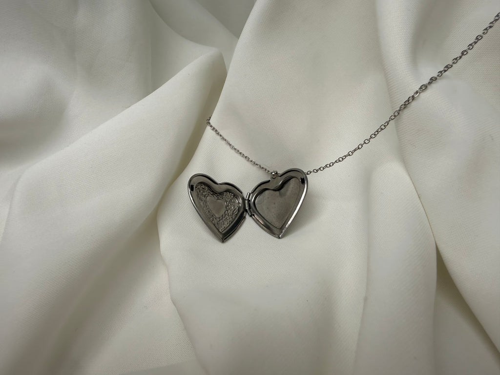 Açılabilir Kalp Charmlı Çelik Kolye