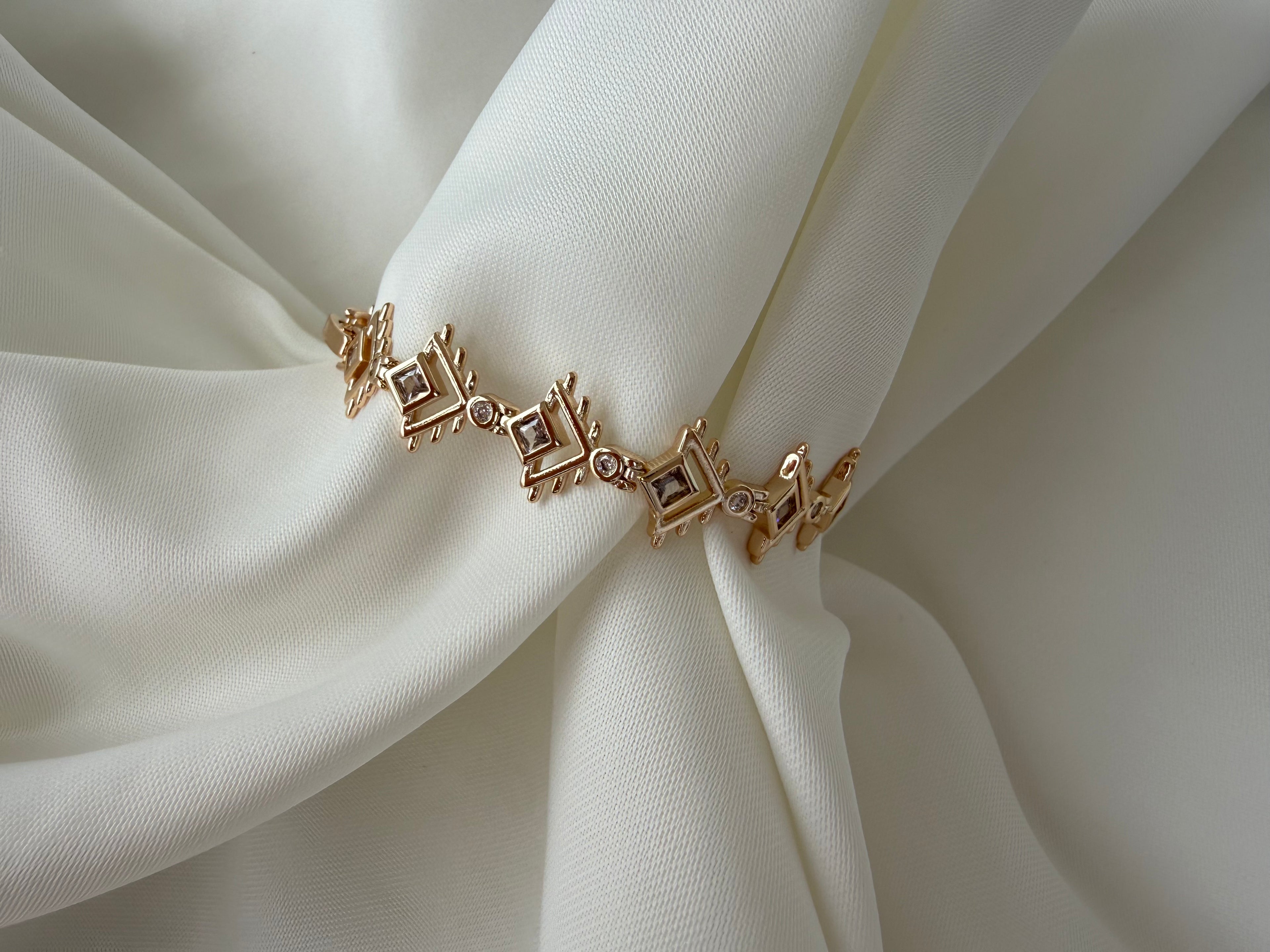 Desenli Zirkon Taşlı Çelik Bileklik