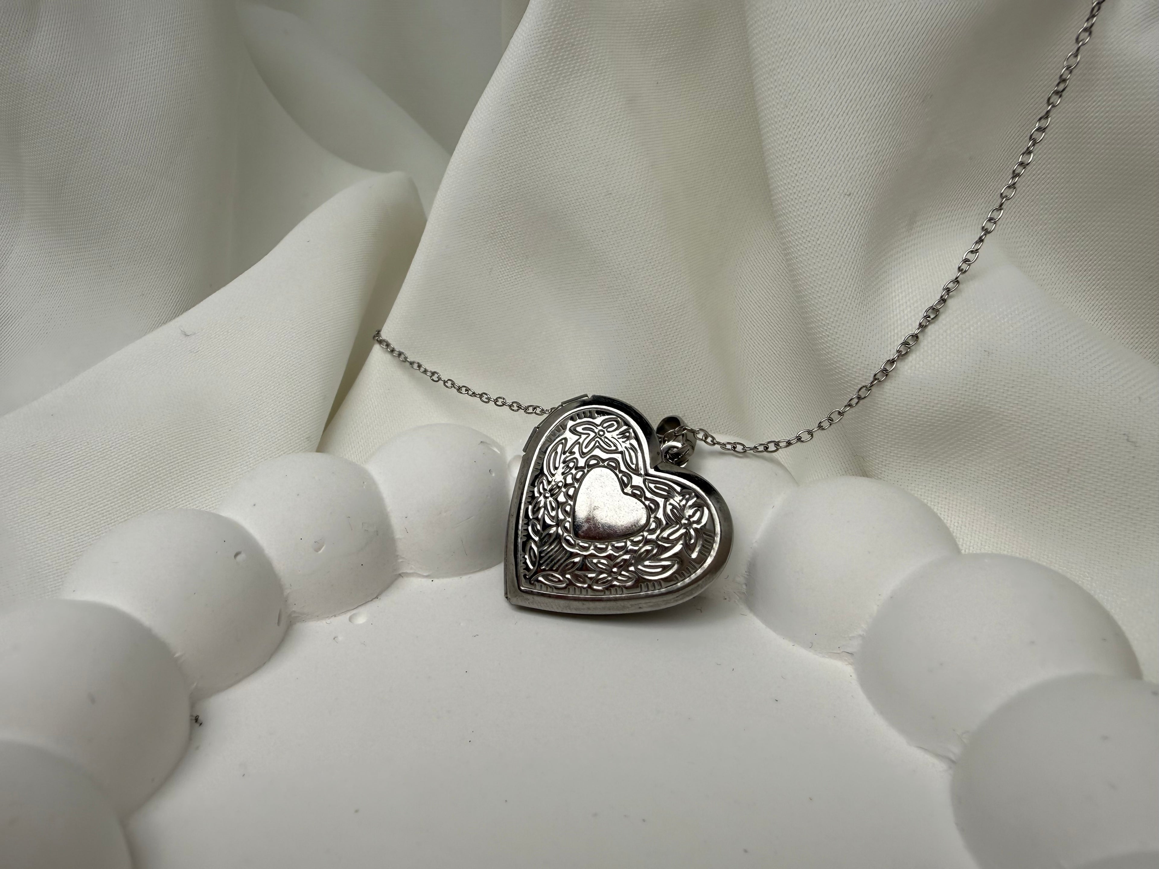 Açılabilir Kalp Charmlı Çelik Kolye