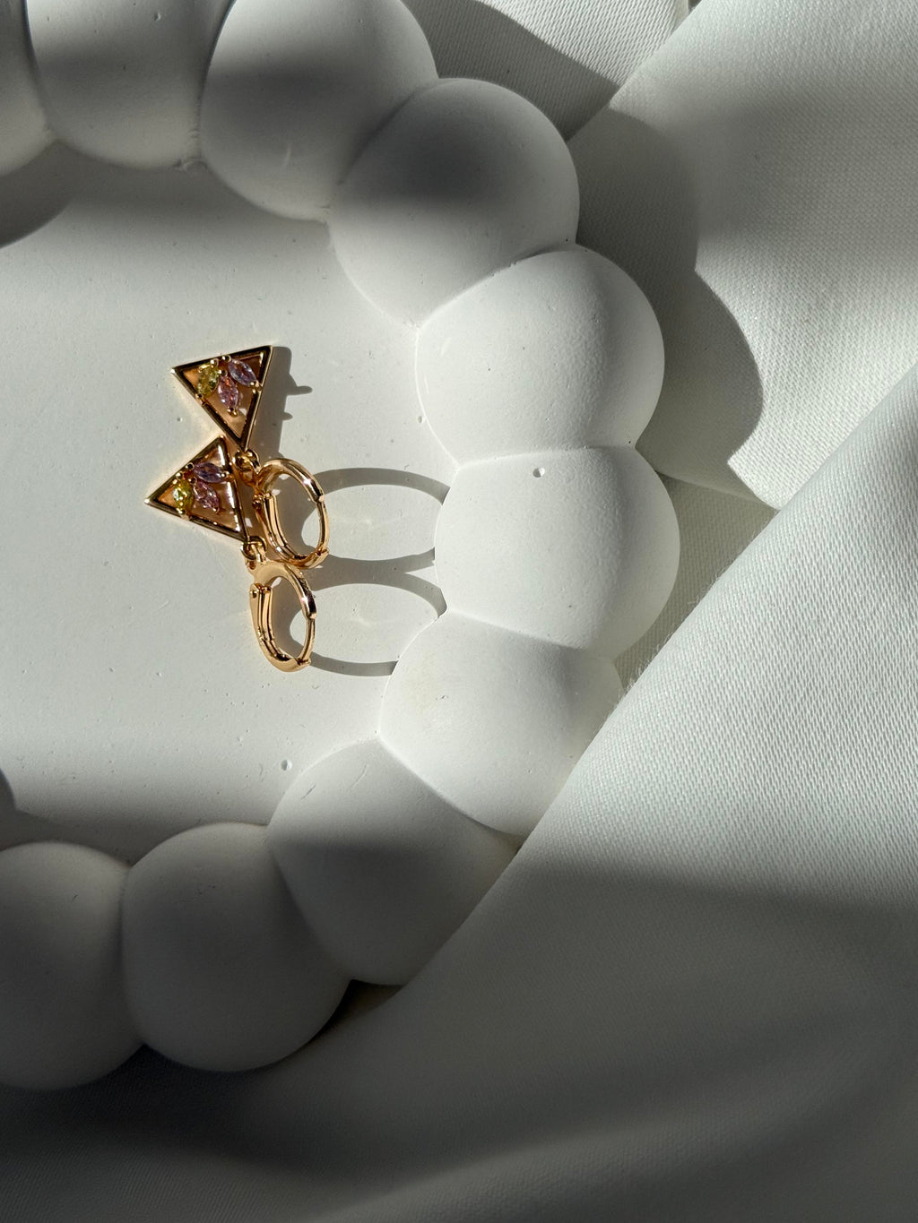 Zirkon Taşlı Zarif Üçgen Sallantılı Çelik Küpe