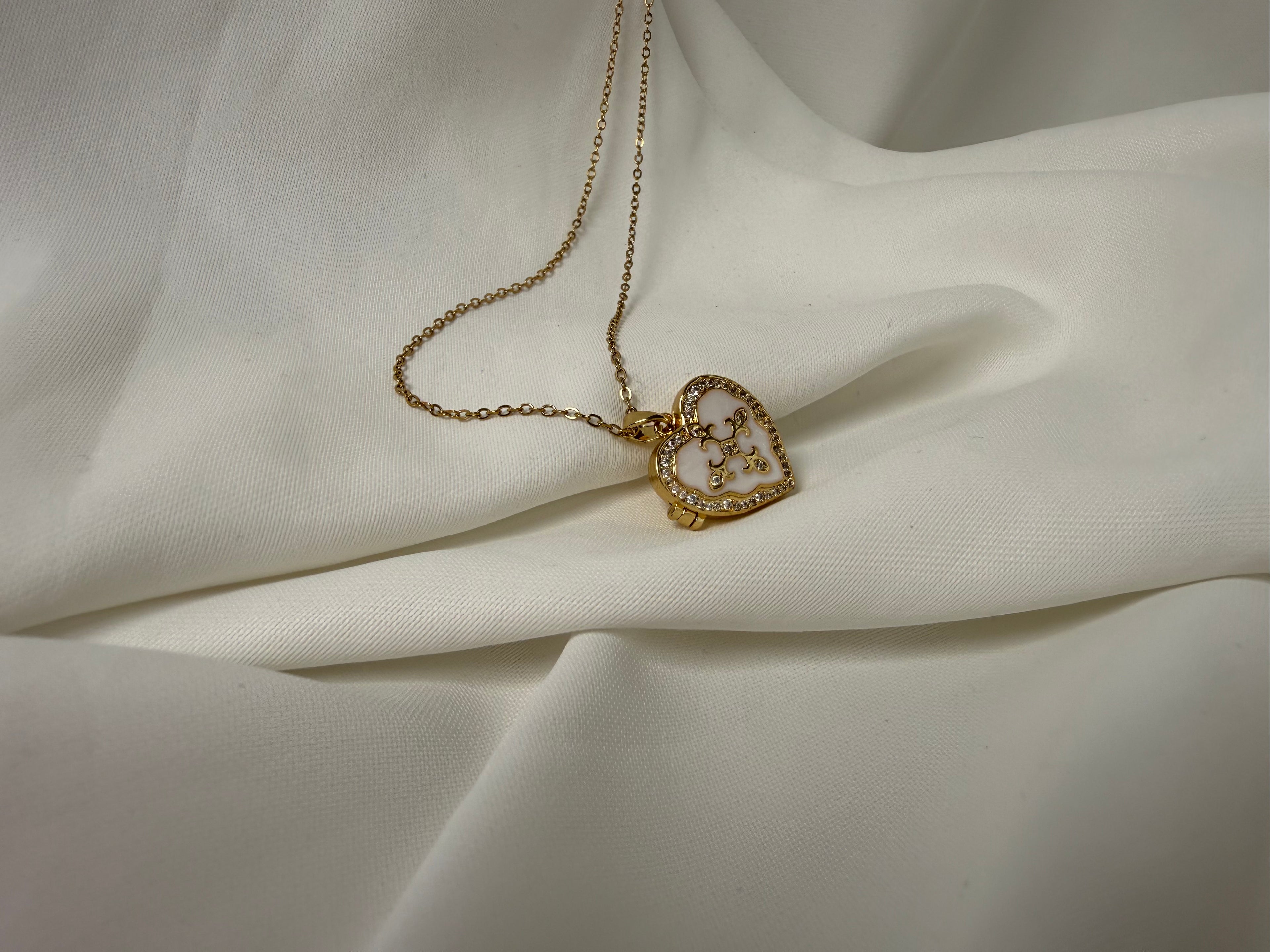 Romantik Kalp Şeklinde Açılabilen Desenli Mineli Çelik Kolye