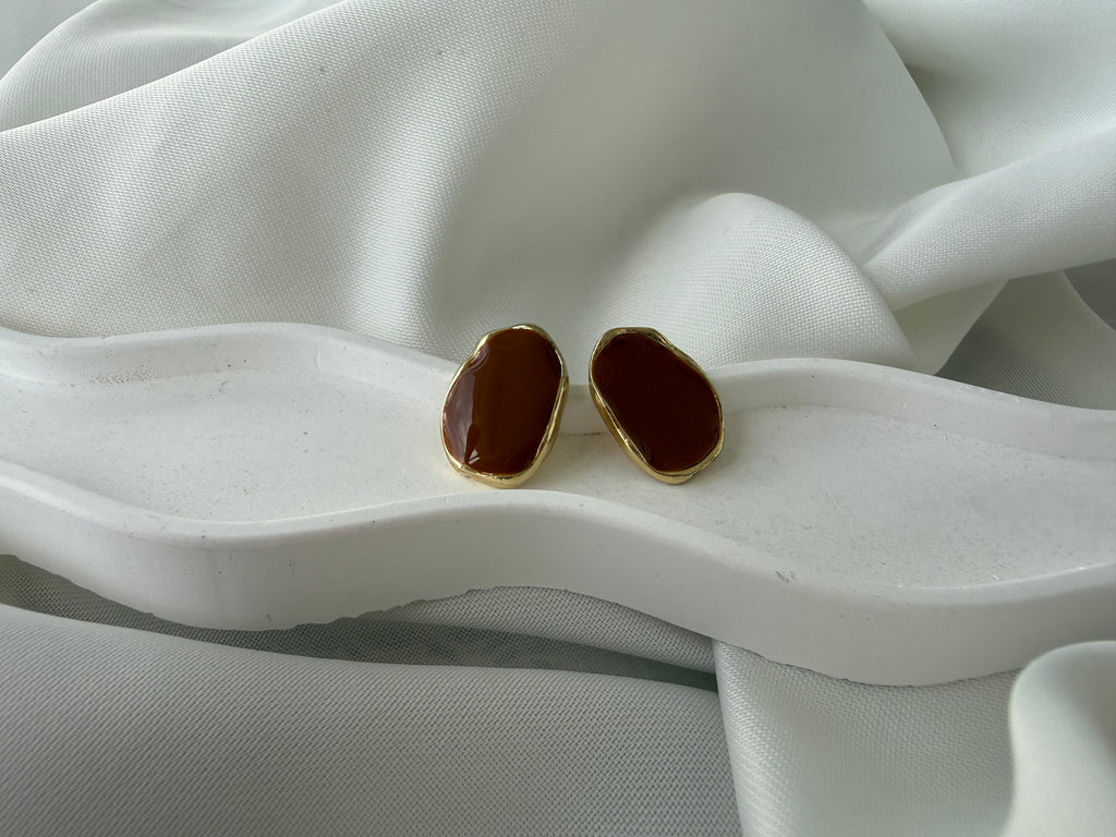 Kahverengi Mineli Soyut Çelik Çivi Küpe