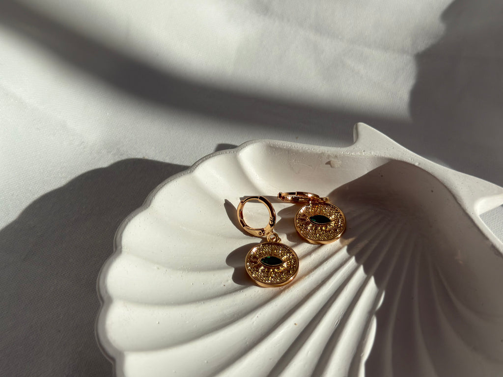 Yeşil Taşlı Göz Charmlı Sallantılı Çelik Küpe