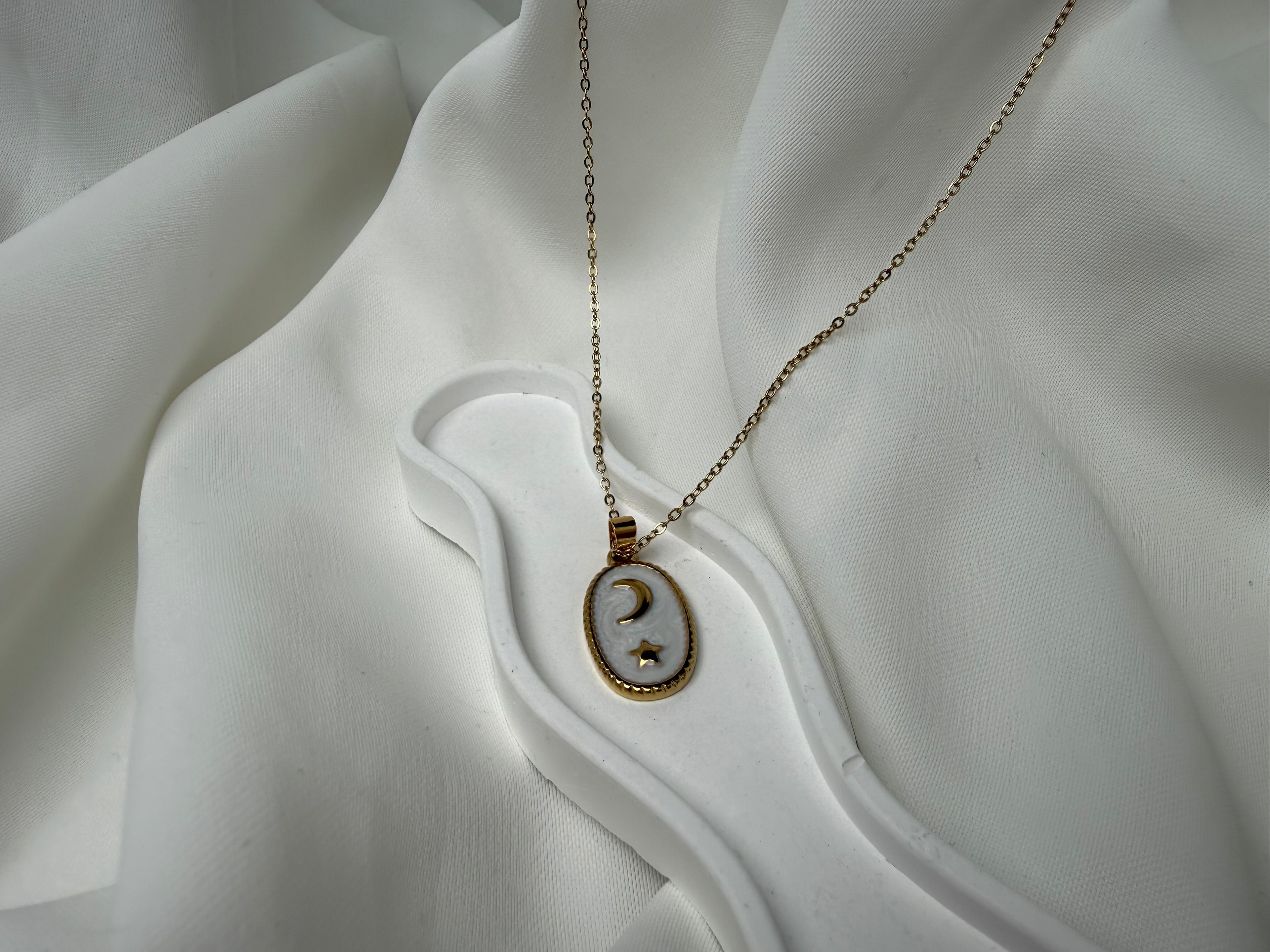 Yıldız ve Ay Mineli Çelik Kolye