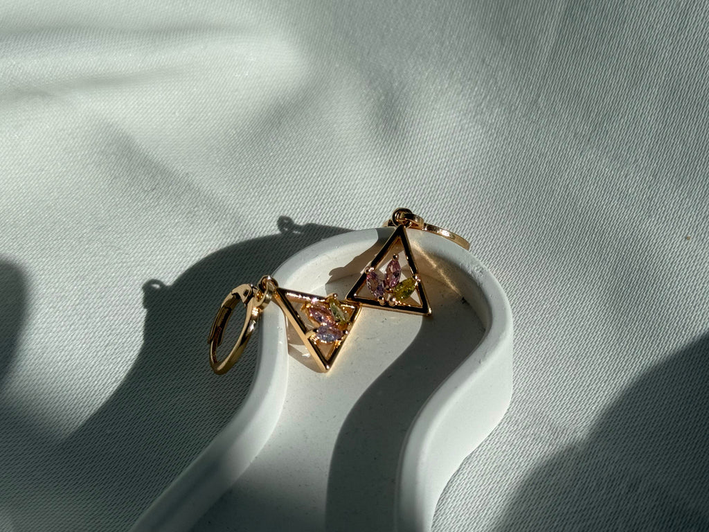 Zirkon Taşlı Zarif Üçgen Sallantılı Çelik Küpe