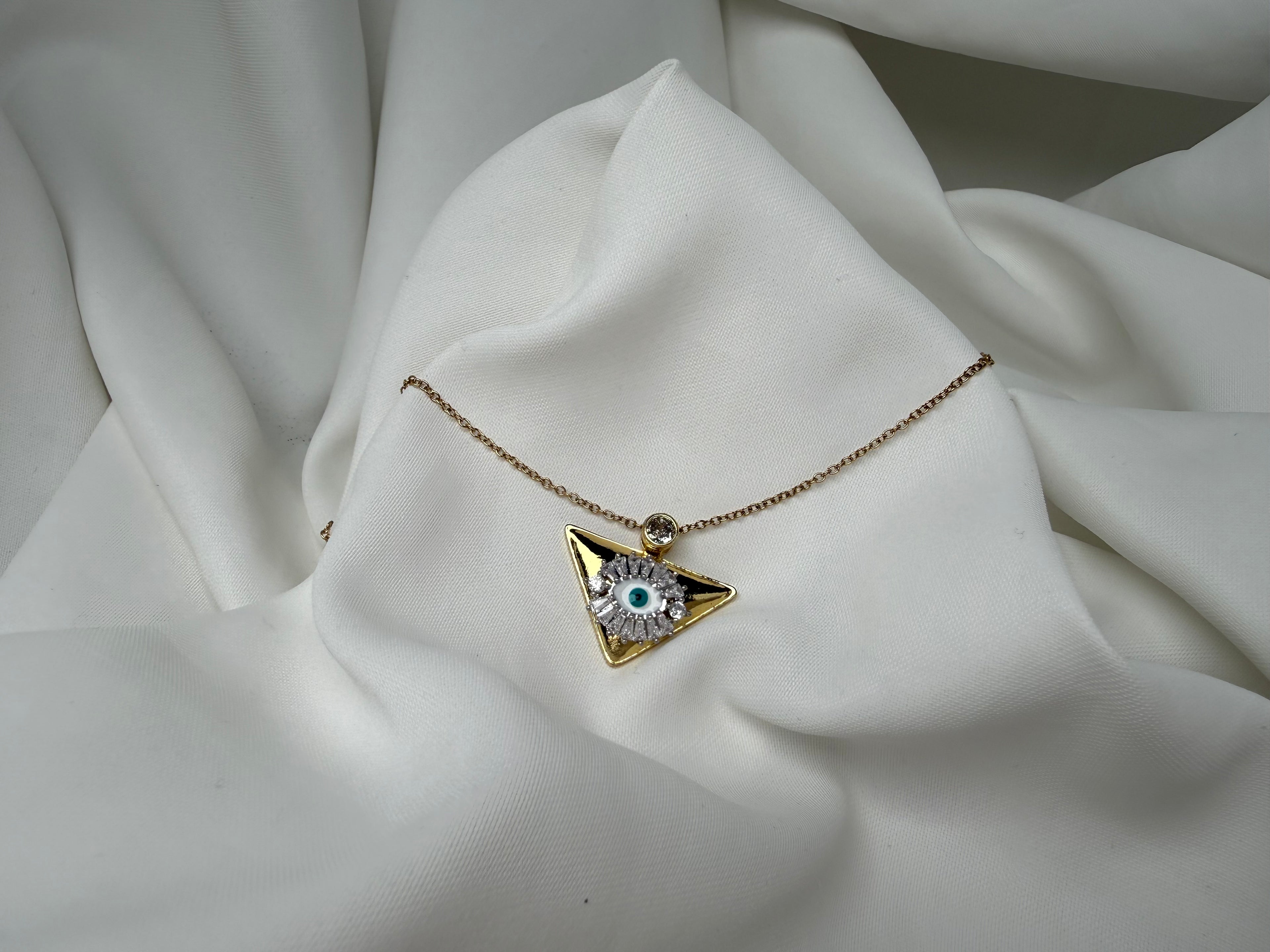 Üçgen Taşlı Göz Uçlu Çelik Kolye