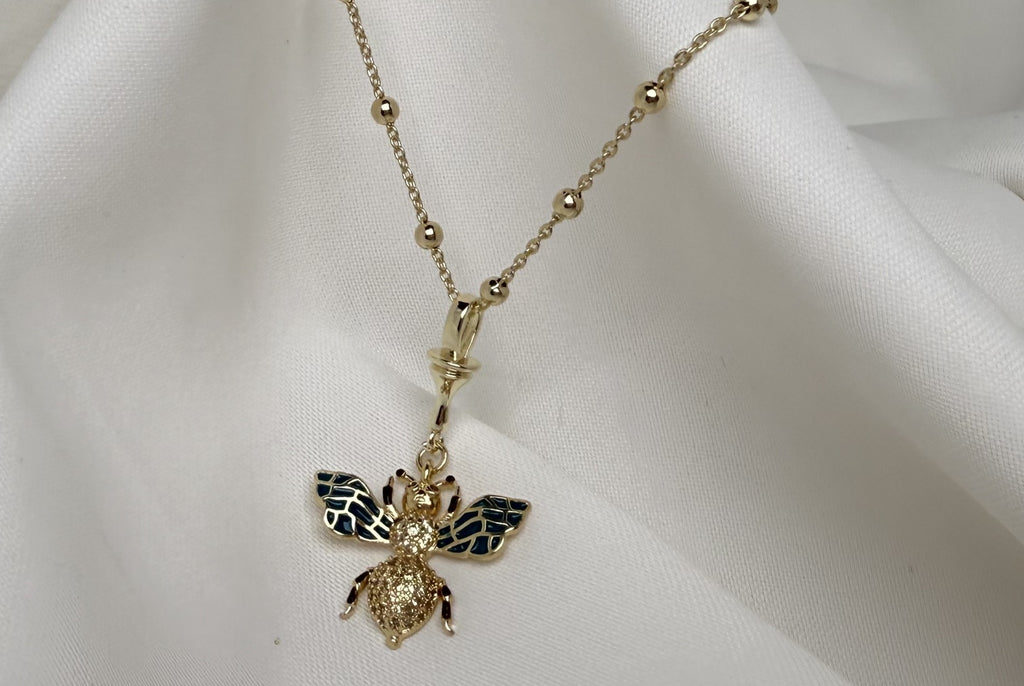 Taşlı Arı Charmlı Top Zincirli Çelik Kolye