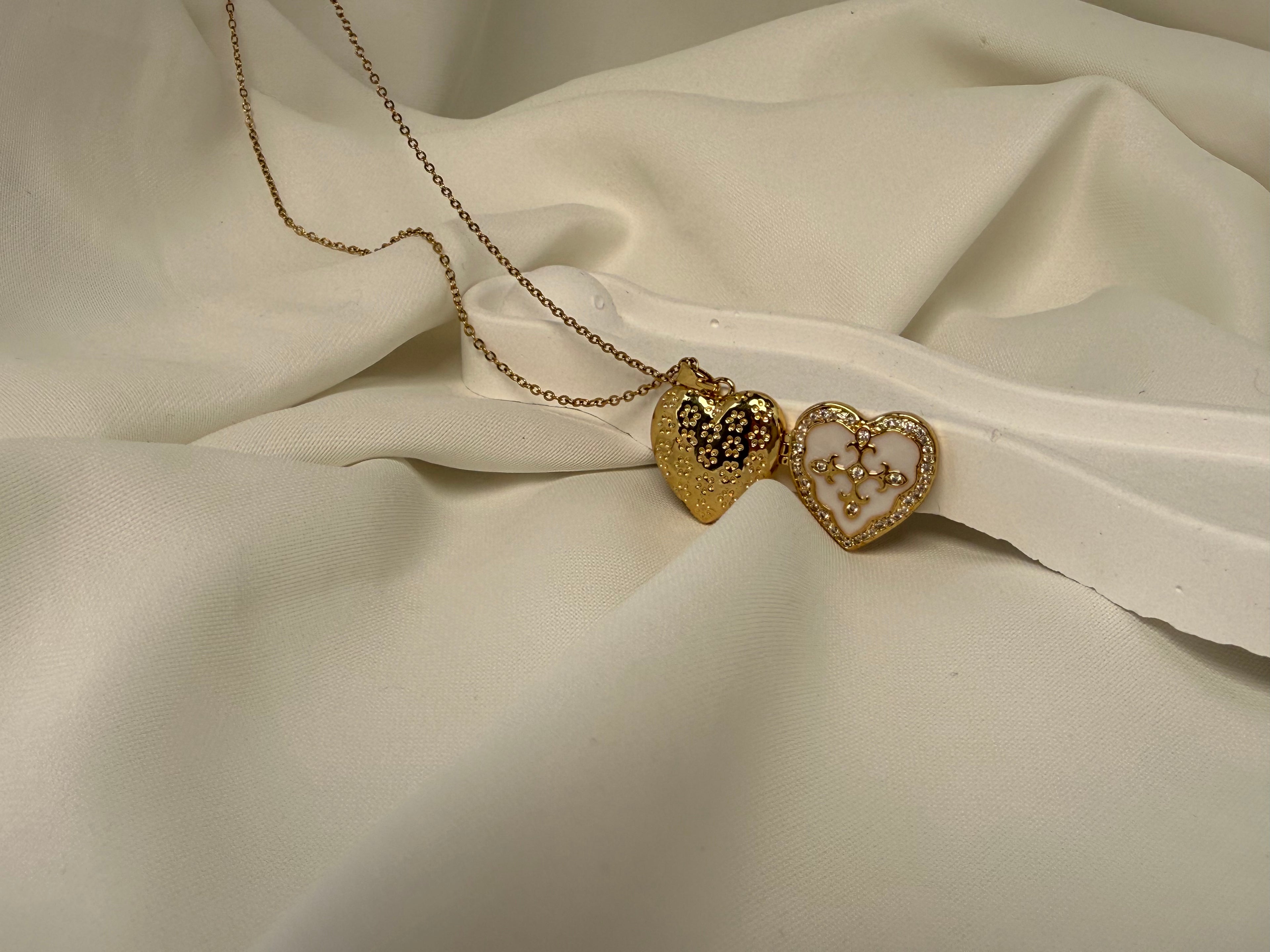 Romantik Kalp Şeklinde Açılabilen Desenli Mineli Çelik Kolye