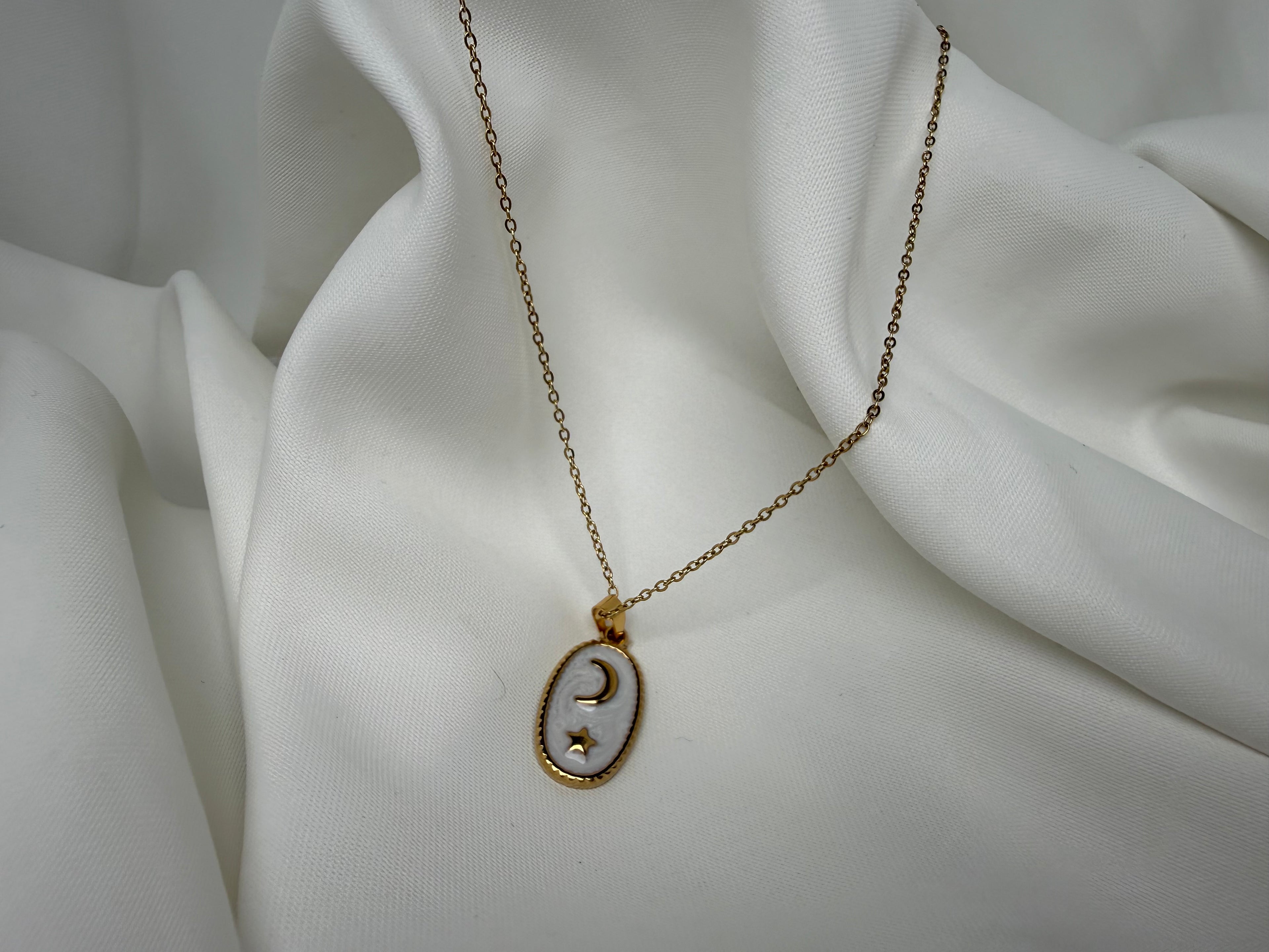 Yıldız ve Ay Mineli Çelik Kolye