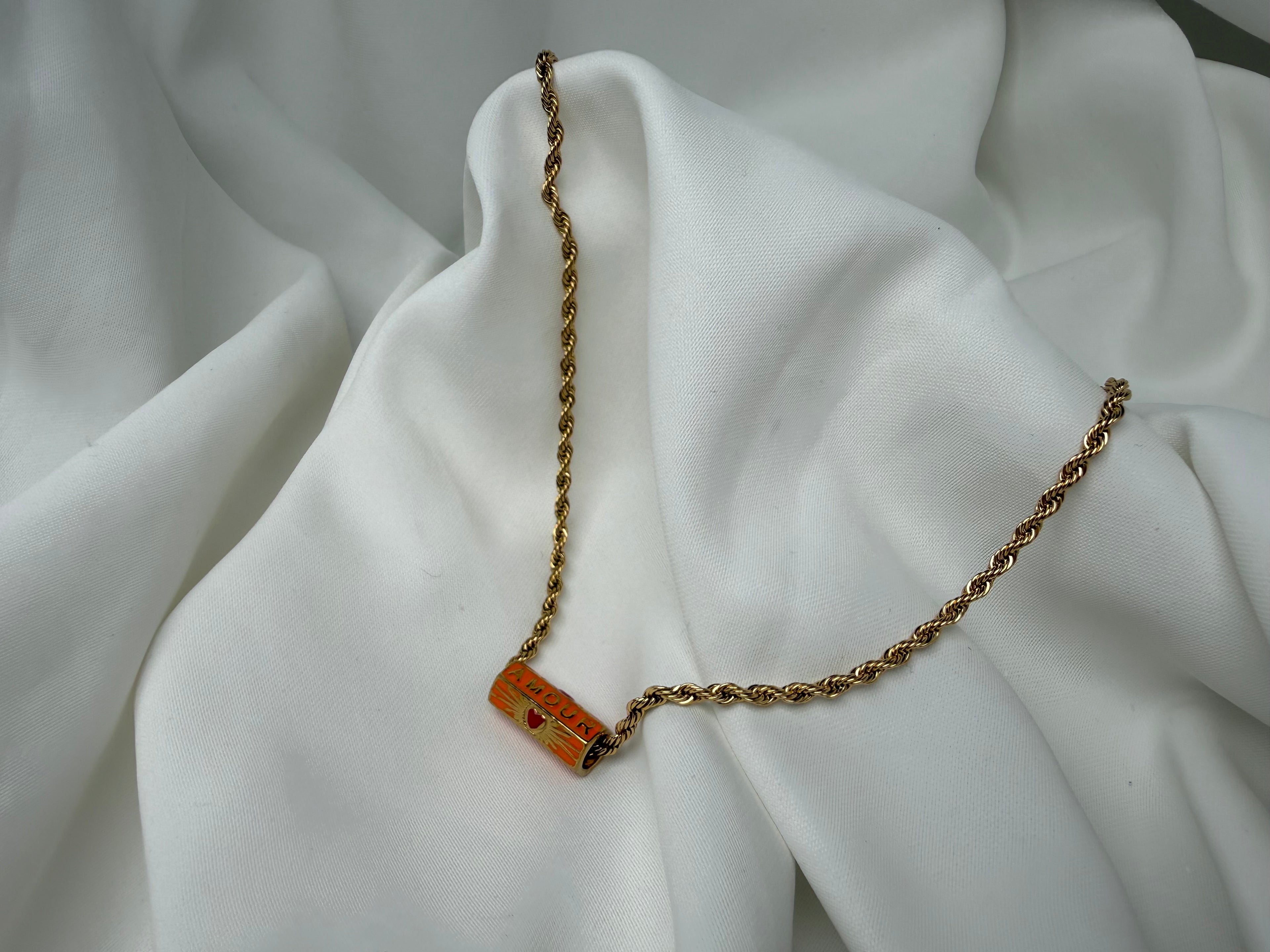 Burgu Zincir Blok Charmlı Kalpli Çelik Kolye