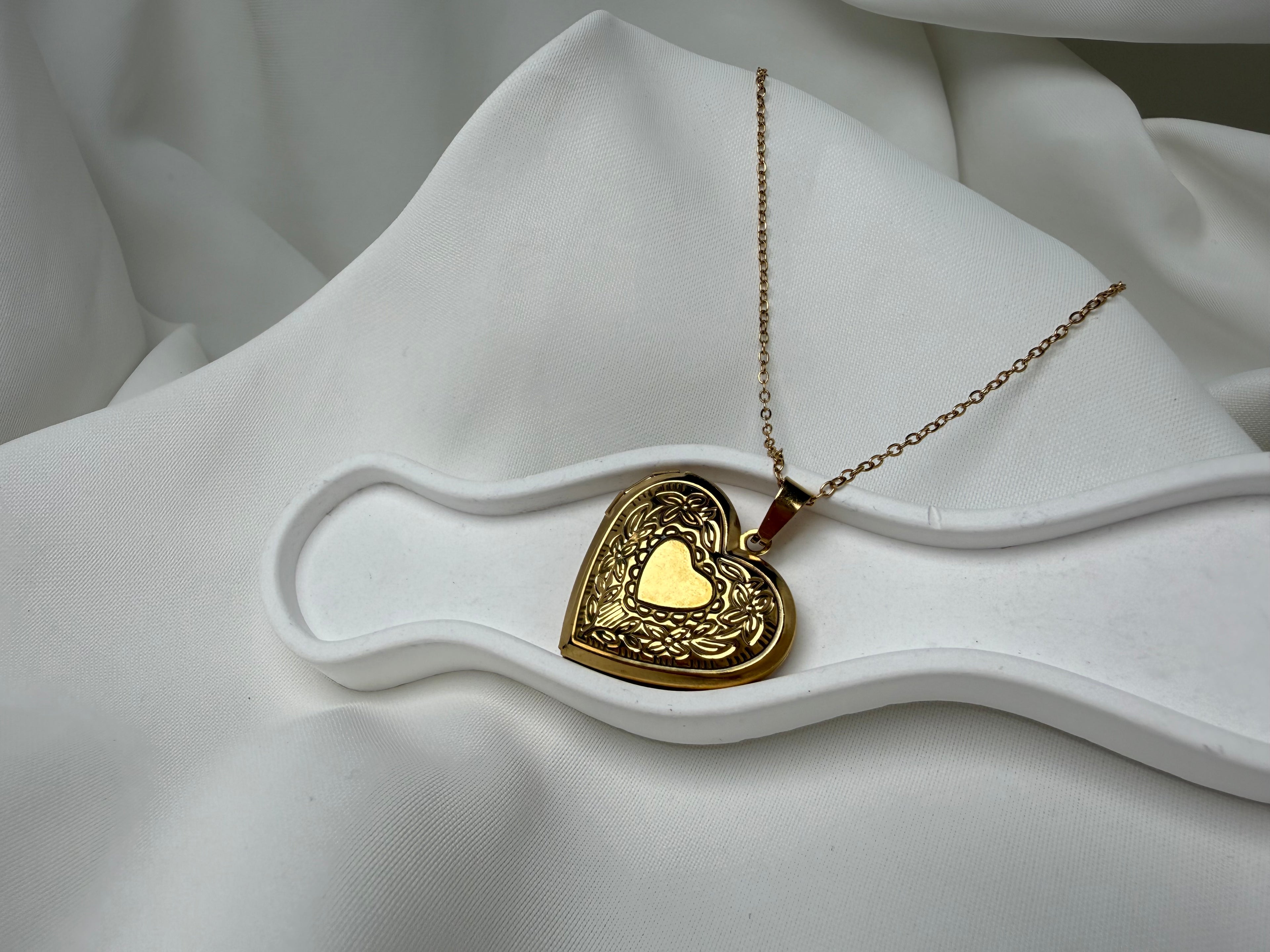 Açılabilir Kalp Charmlı Çelik Kolye