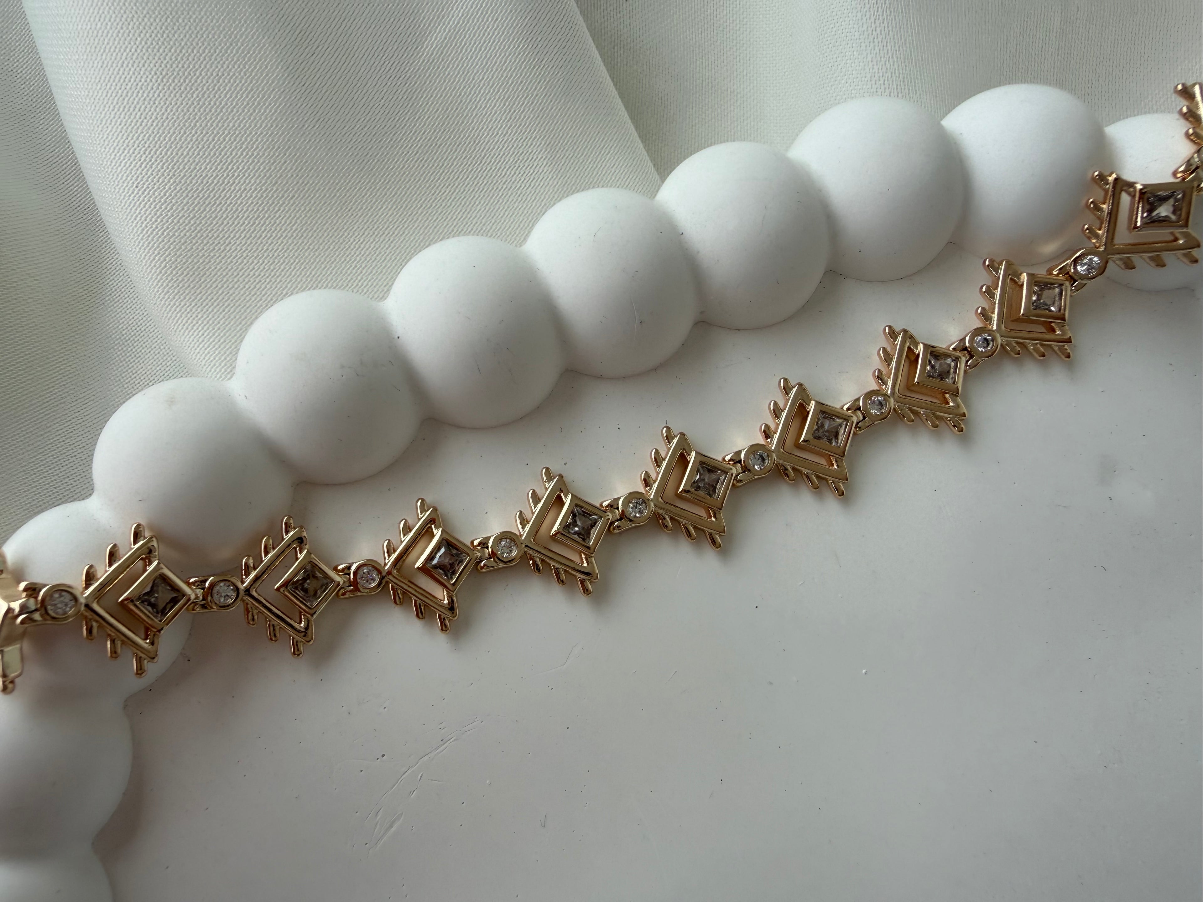 Desenli Zirkon Taşlı Çelik Bileklik