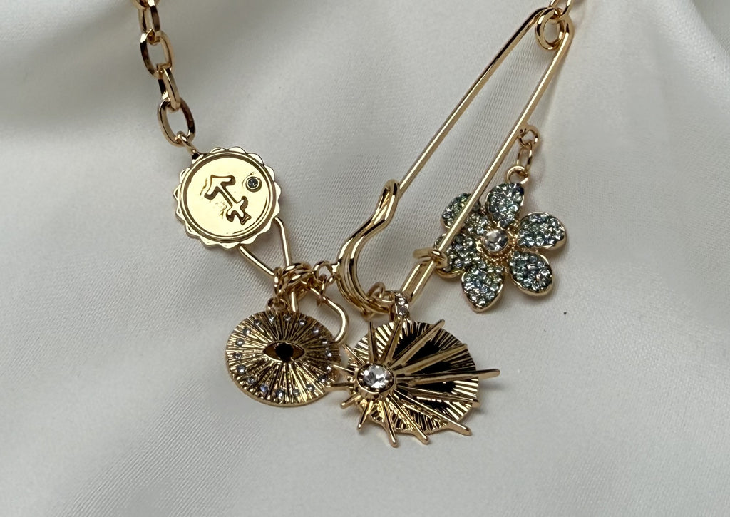 Taşlı Mavi Çiçek Charmlı Çengelli İğne Çelik Kolye