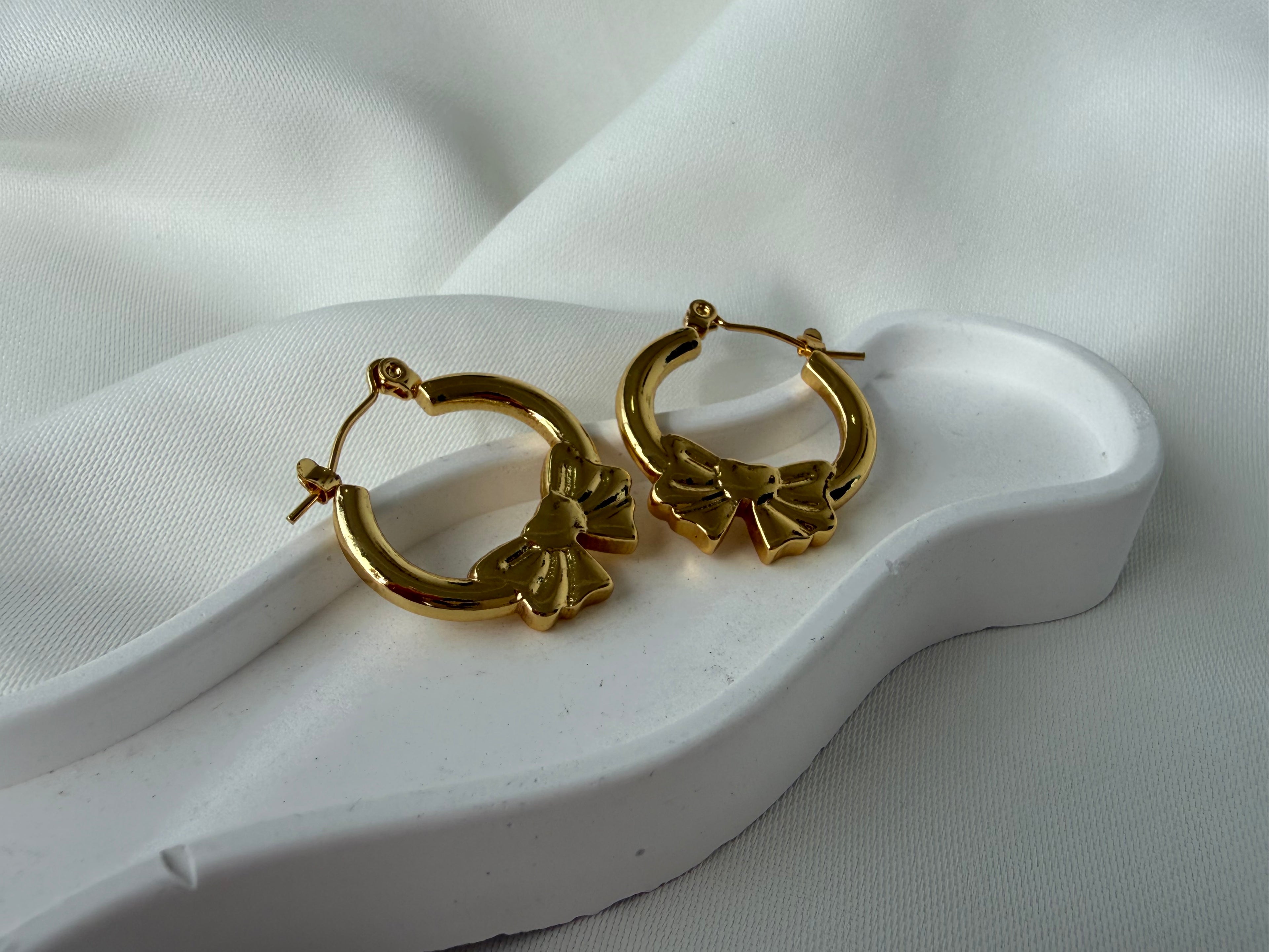 Kurdele Detaylı Çelik Halka küpe