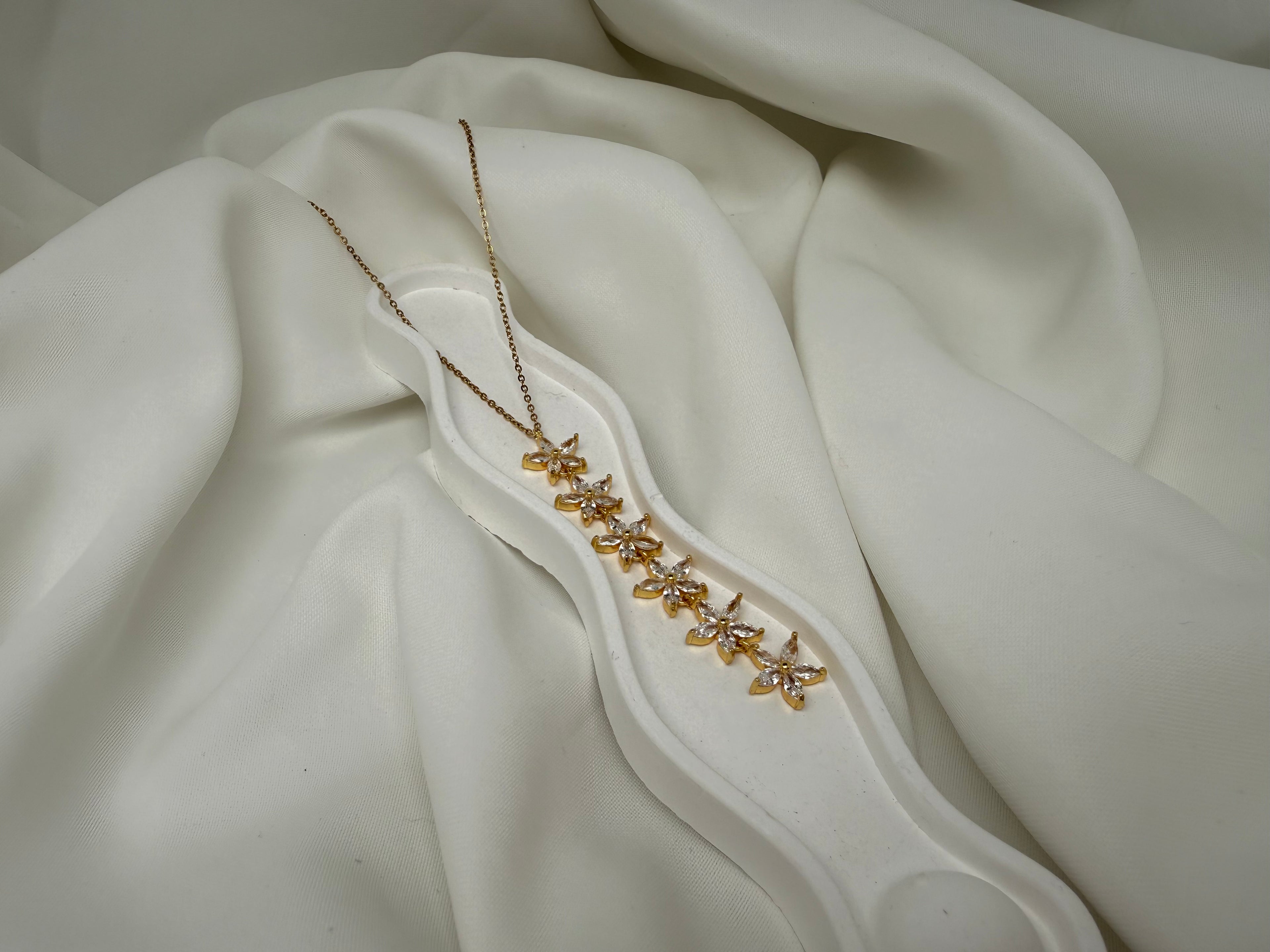 Taşlı Çiçekli Çelik Y kolye