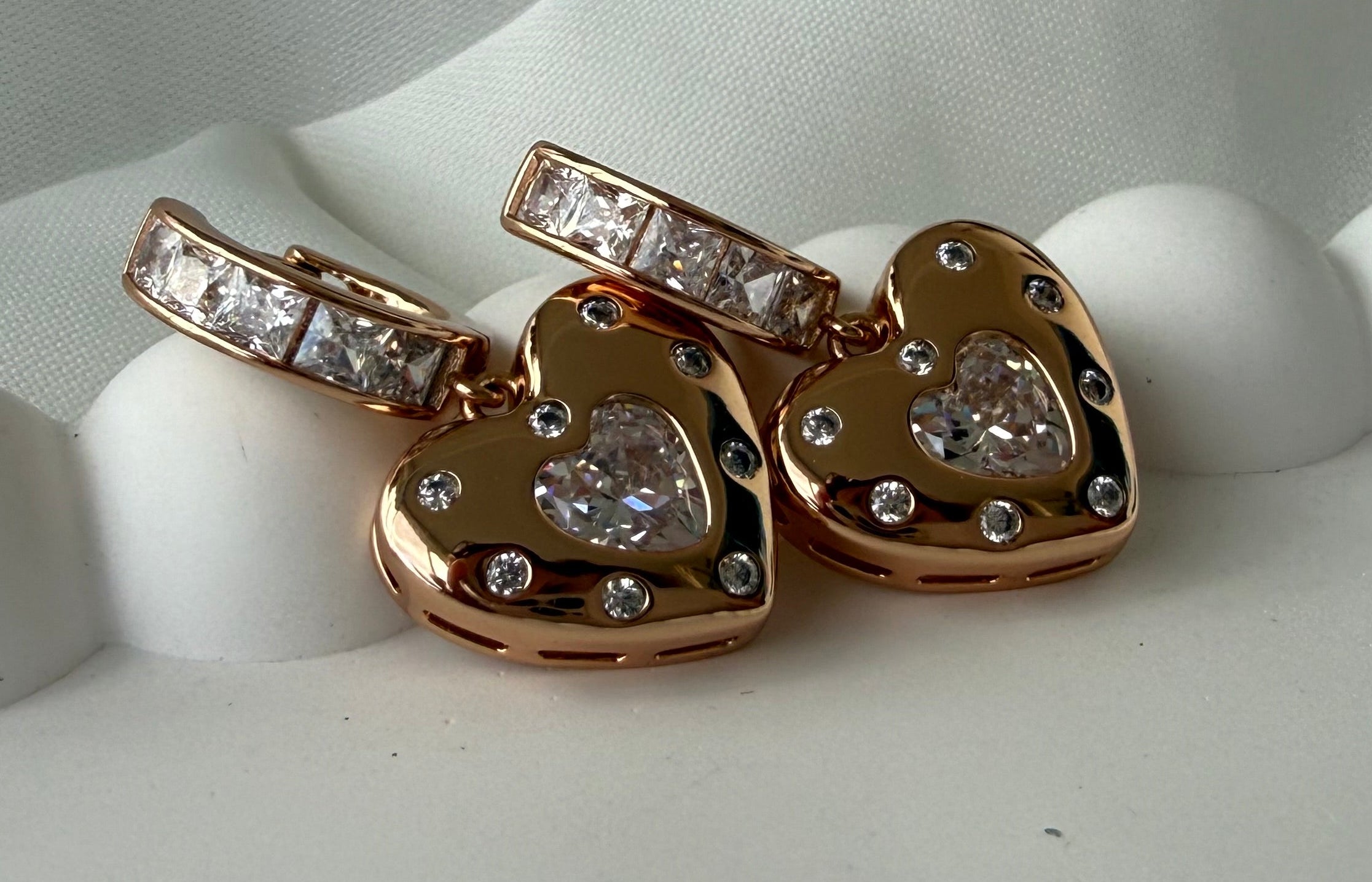 Kalp Zirkon Taşlı Sallantılı 14K Kaplama Çelik Küpe