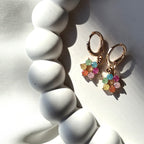 Renkli Taşlı Sallantılı Çiçekli Çelik Küpe