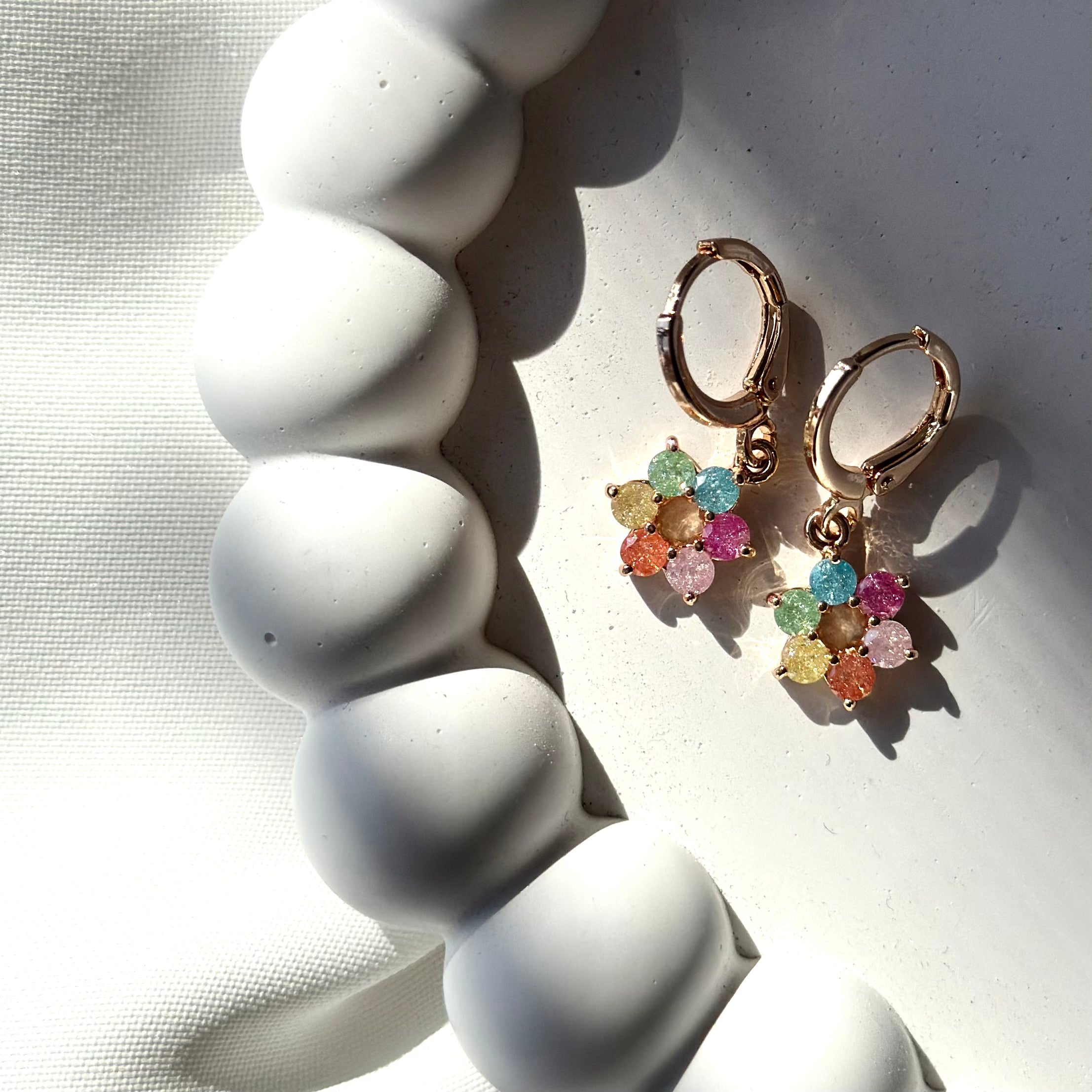 Renkli Taşlı Sallantılı Çiçekli Çelik Küpe