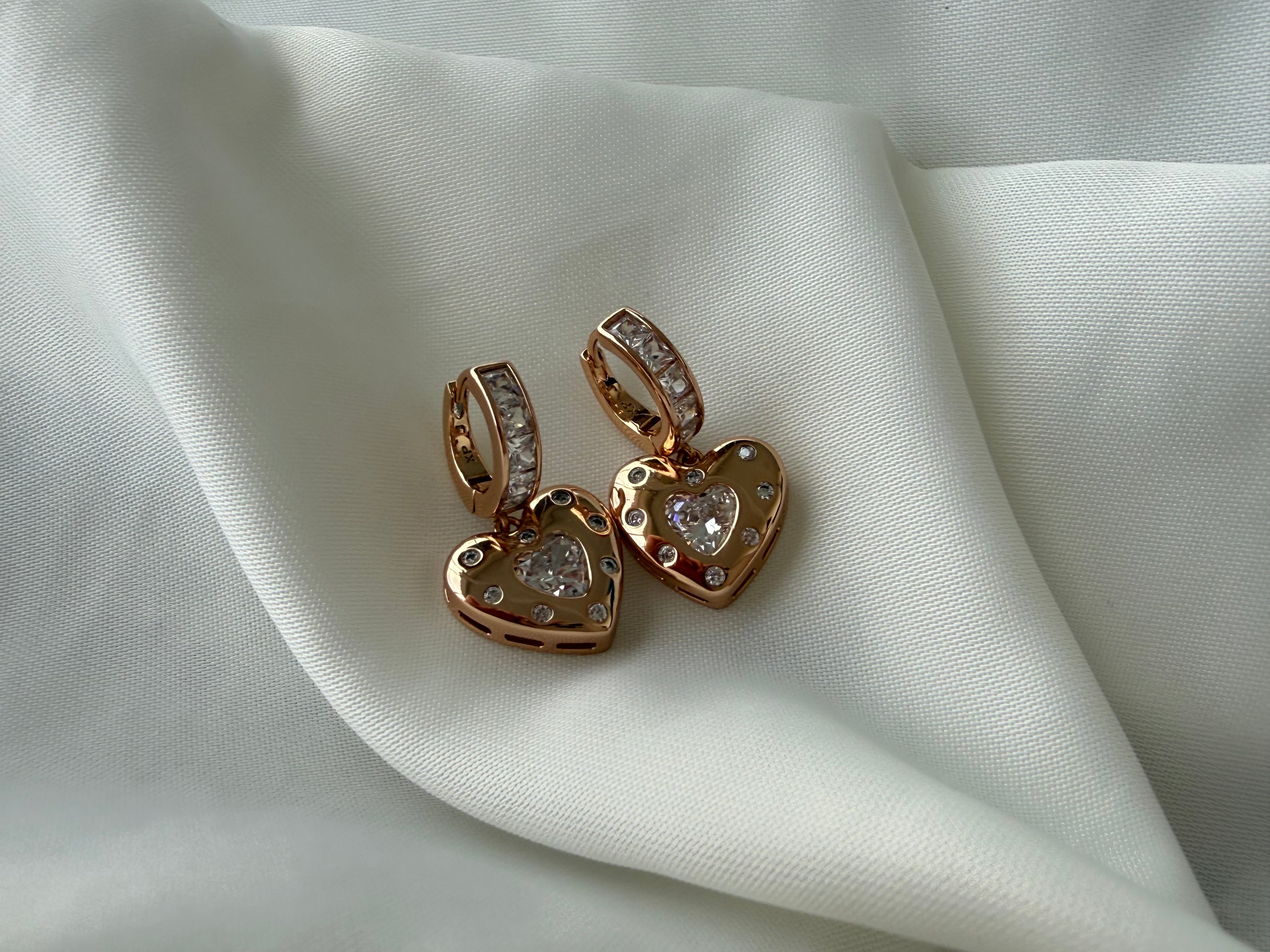 Kalp Zirkon Taşlı Sallantılı 14K Kaplama Çelik Küpe