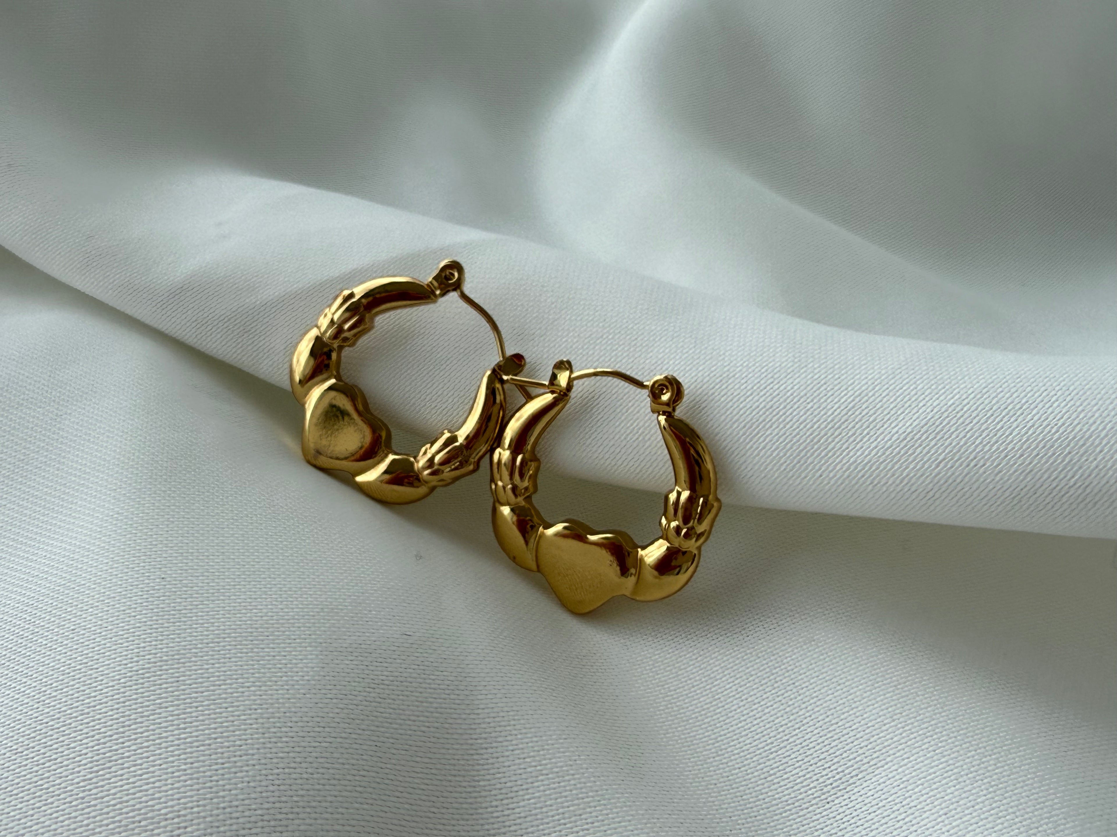 Kalp Detaylı Çelik Halka Küpe