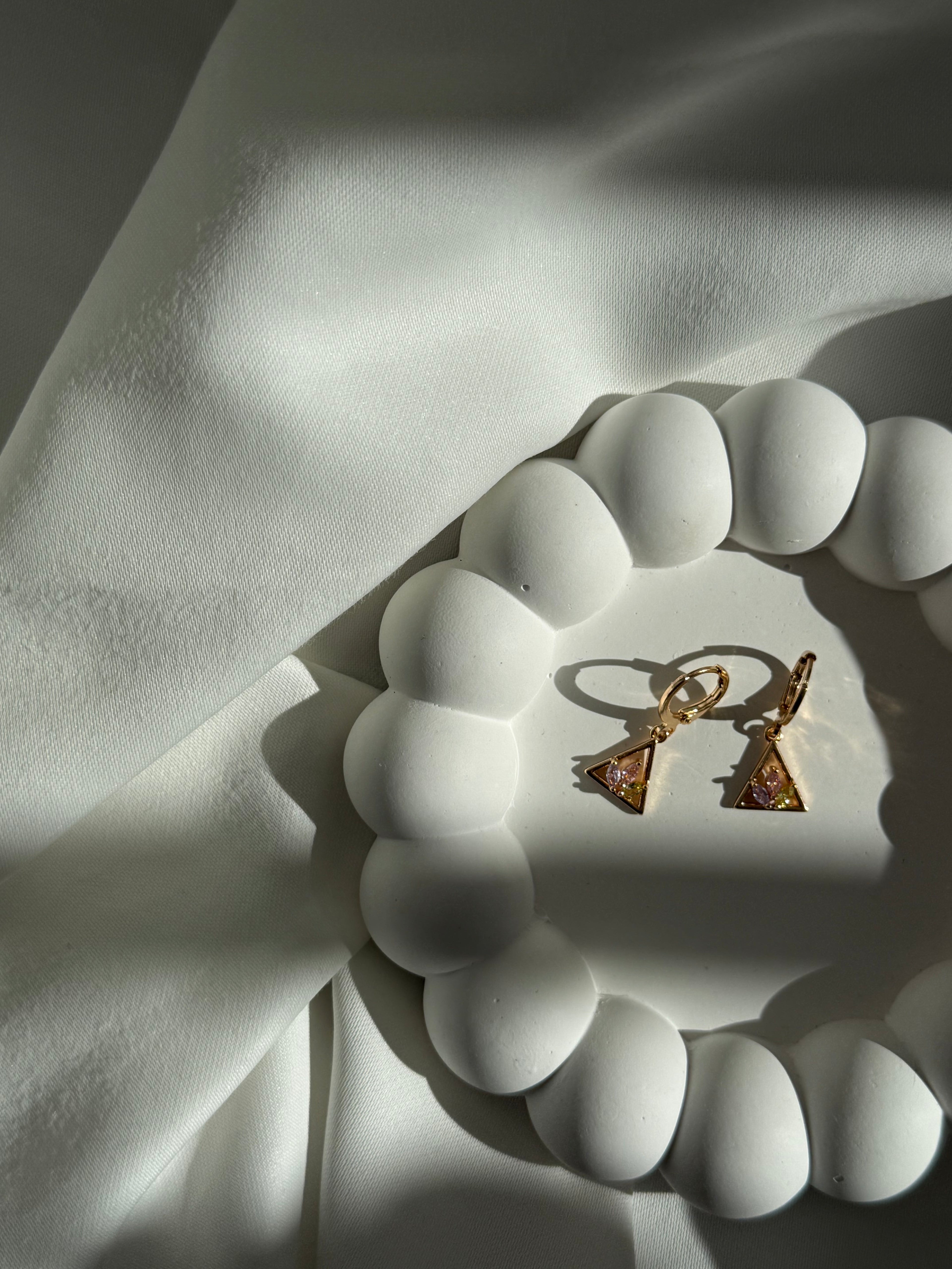 Zirkon Taşlı Zarif Üçgen Sallantılı Çelik Küpe