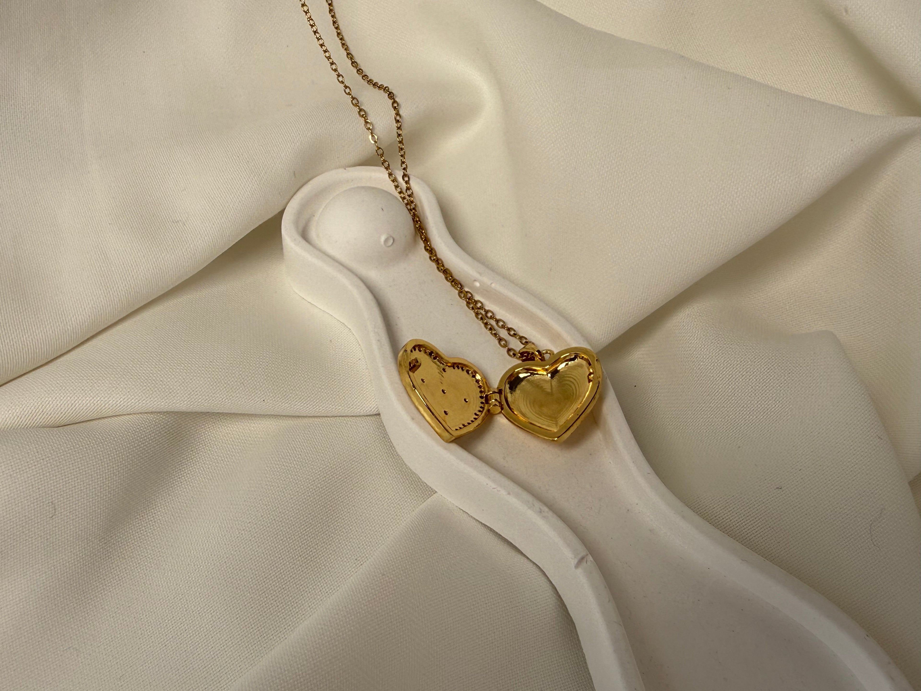 Romantik Kalp Şeklinde Açılabilen Desenli Mineli Çelik Kolye