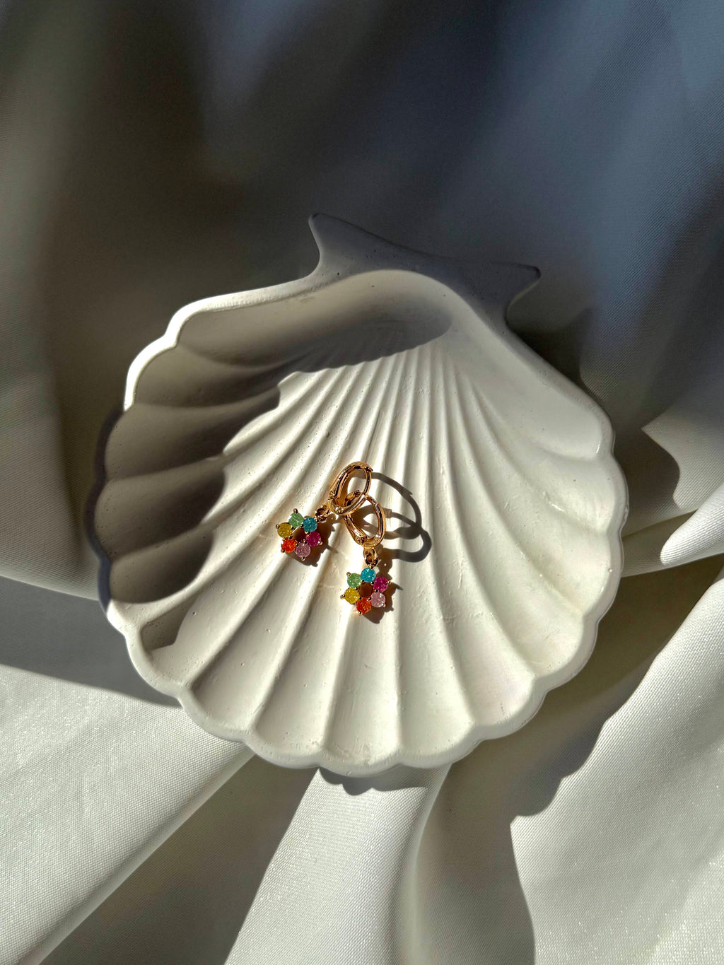 Renkli Taşlı Sallantılı Çiçekli Çelik Küpe