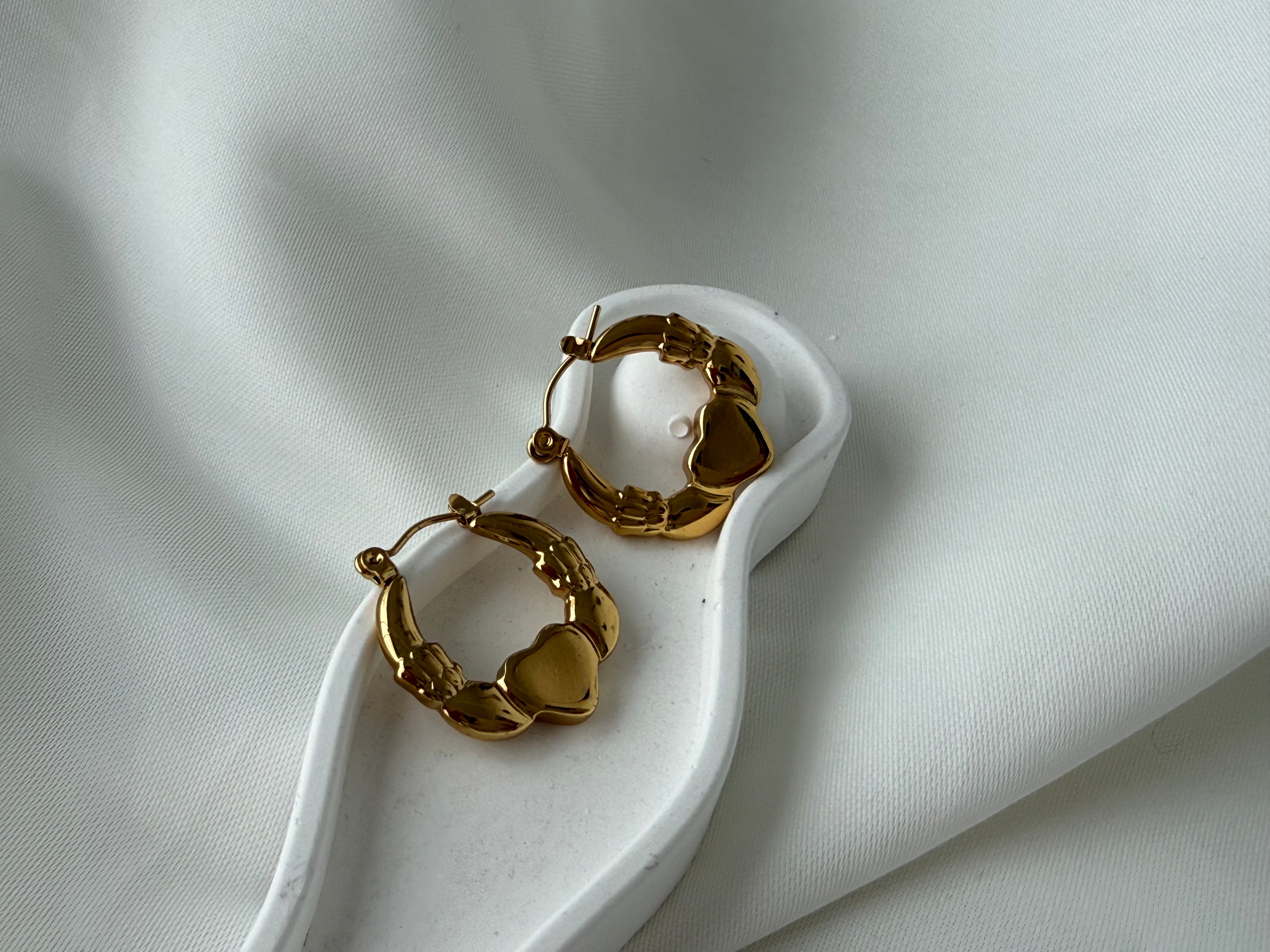 Kalp Detaylı Çelik Halka Küpe