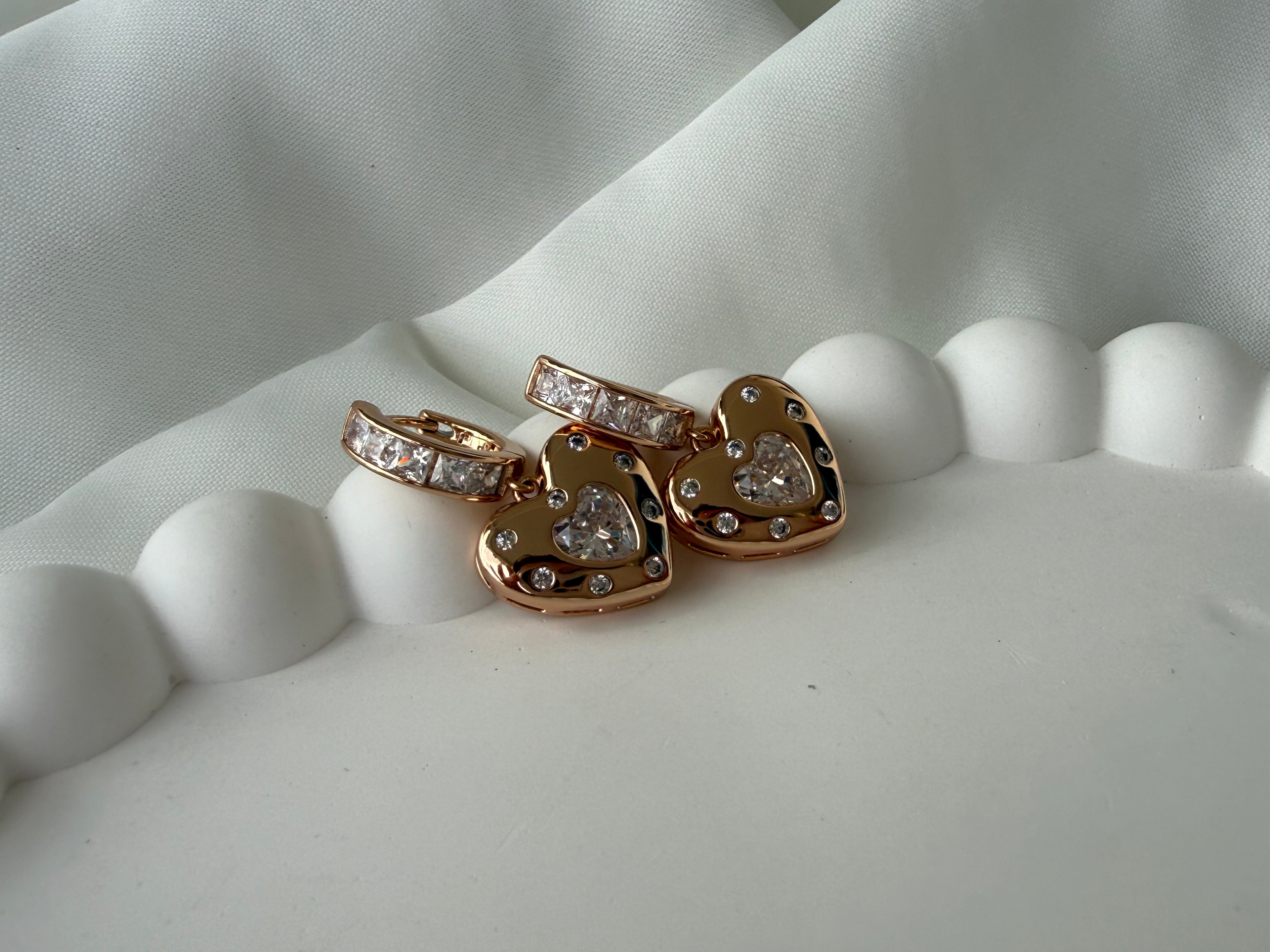 Kalp Zirkon Taşlı Sallantılı 14K Kaplama Çelik Küpe