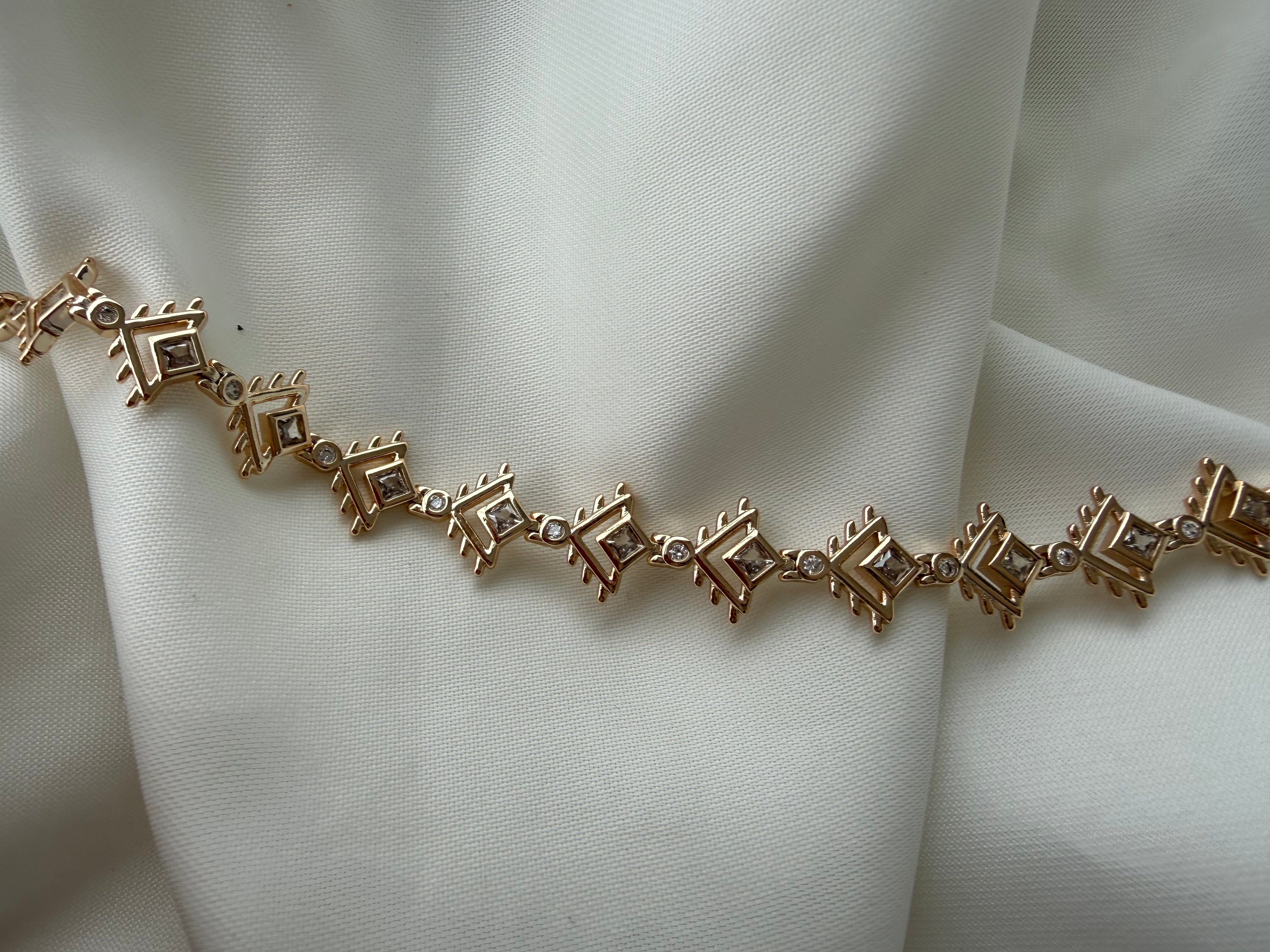 Desenli Zirkon Taşlı Çelik Bileklik