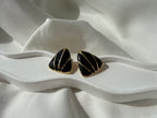 Siyah Mineli Çizgili Üçgen Çelik Çivi Küpe