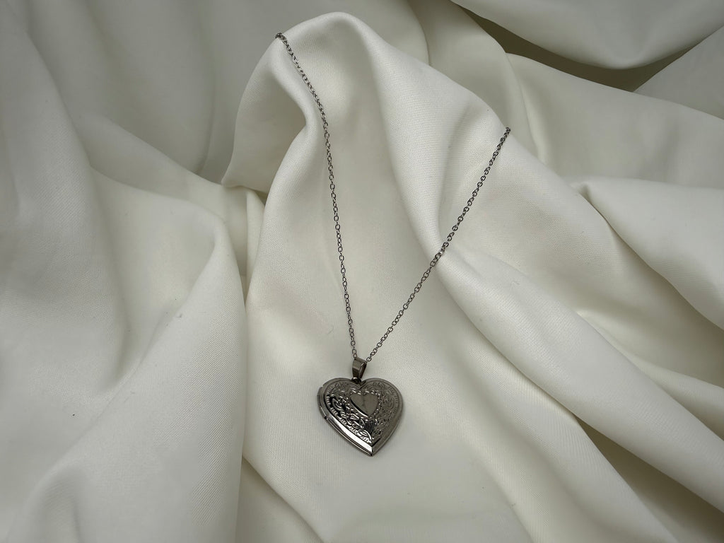 Açılabilir Kalp Charmlı Çelik Kolye