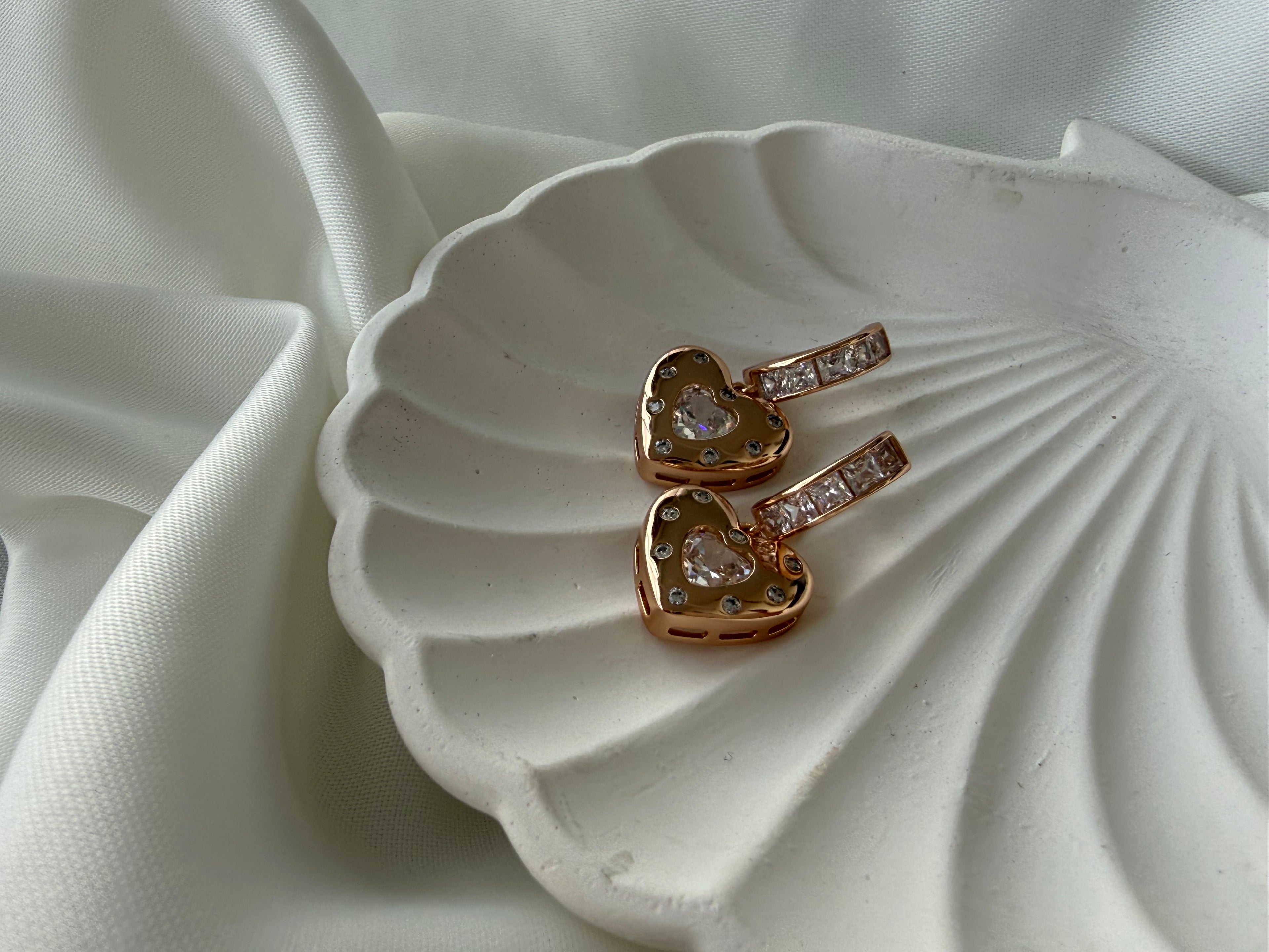 Kalp Zirkon Taşlı Sallantılı 14K Kaplama Çelik Küpe