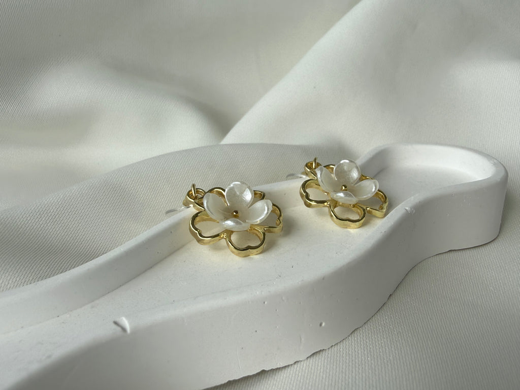 Beyaz Çiçekli Zarif Kalp Çivili Çelik Küpe