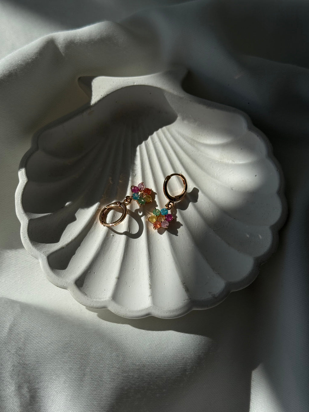 Renkli Taşlı Sallantılı Çiçekli Çelik Küpe