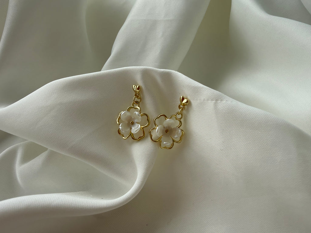 Beyaz Çiçekli Zarif Kalp Çivili Çelik Küpe